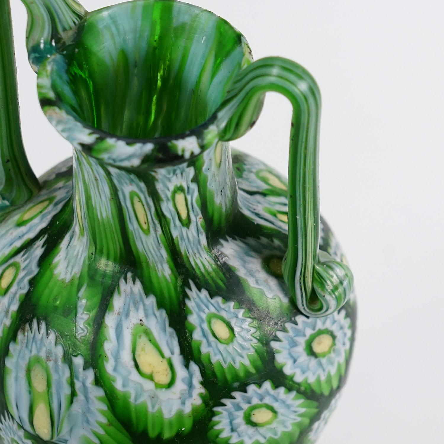 Antike Millefiori Vase Grün mit Henkeln, Fratelli Toso Murano ca. 1920s (Frühes 20. Jahrhundert) im Angebot