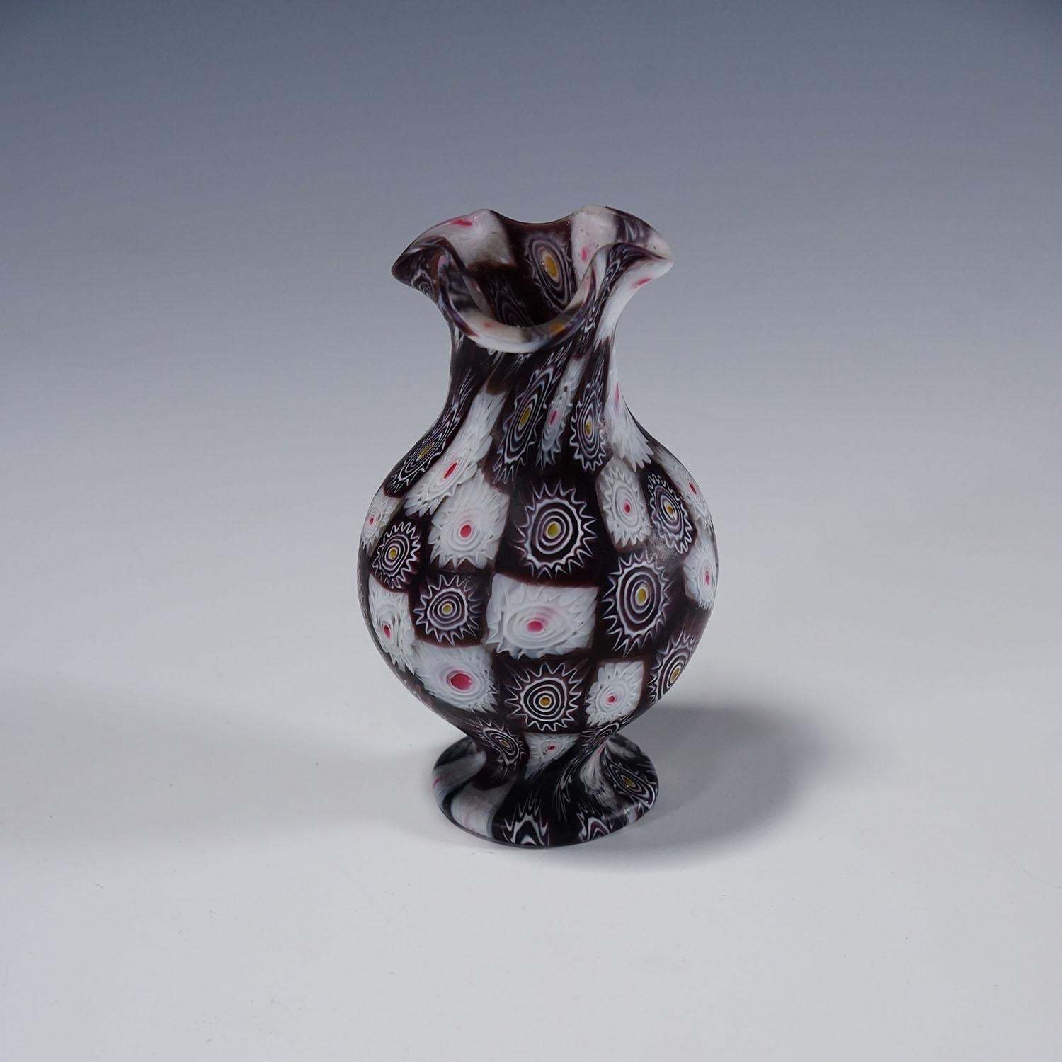 Antique Millefiori Vase in Violet and White, Fratelli Toso Murano ca. 1920s (Moderne der Mitte des Jahrhunderts) im Angebot