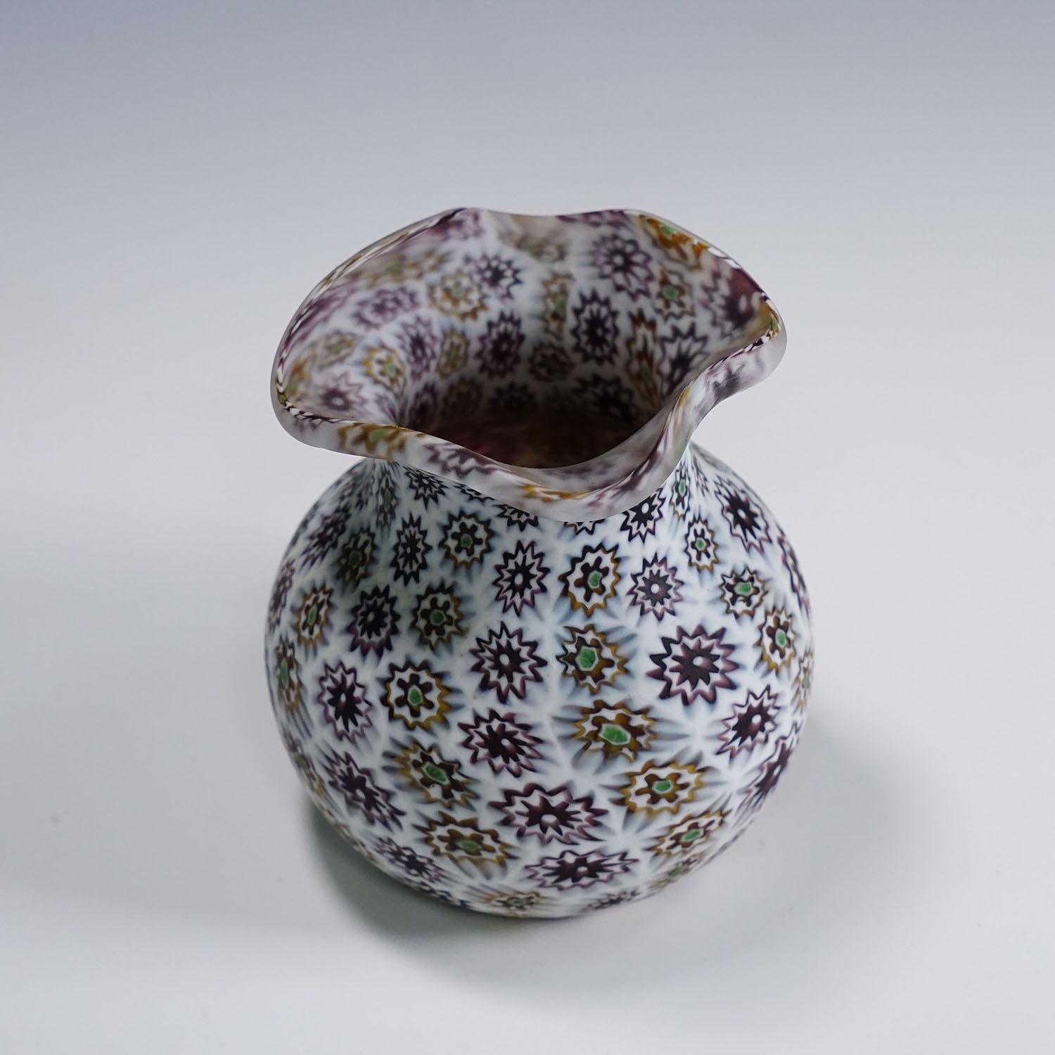 Italiano Antico vaso Millefiori in viola e bianco, Fratelli Toso Murano, 1920 ca. in vendita