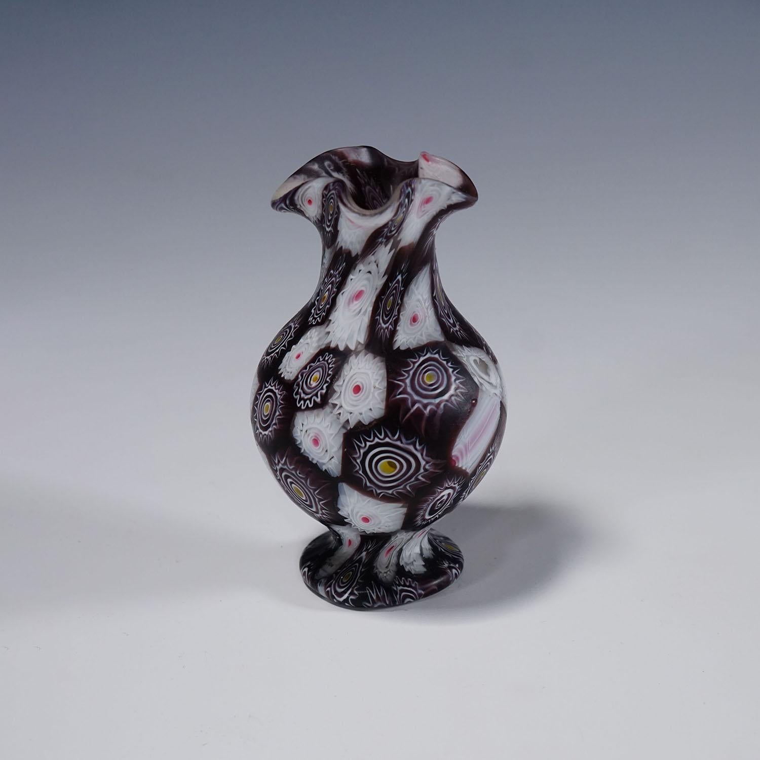 Antique Millefiori Vase in Violet and White, Fratelli Toso Murano ca. 1920s (Italienisch) im Angebot