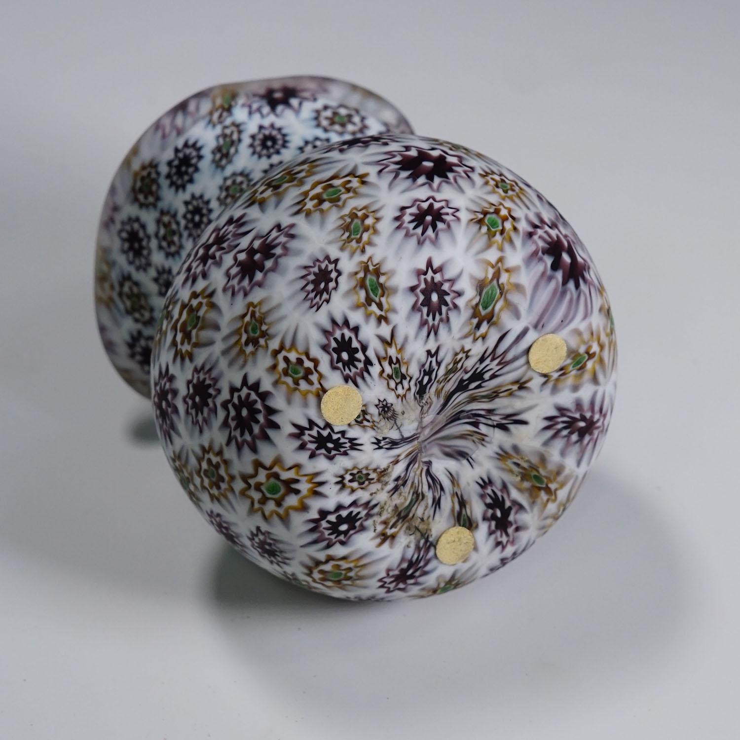 Inizio XX secolo Antico vaso Millefiori in viola e bianco, Fratelli Toso Murano, 1920 ca. in vendita