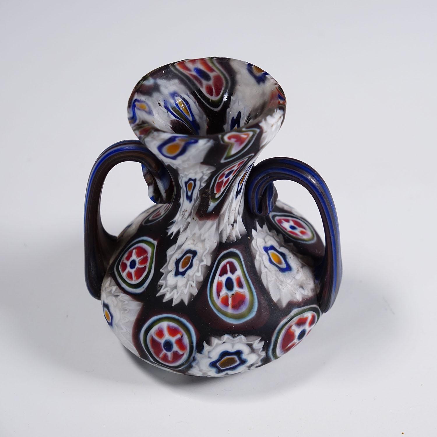 Antike Millefiori-Vase in Violett und Weiß mit Griffen Fratelli Toso Murano (Italienisch) im Angebot