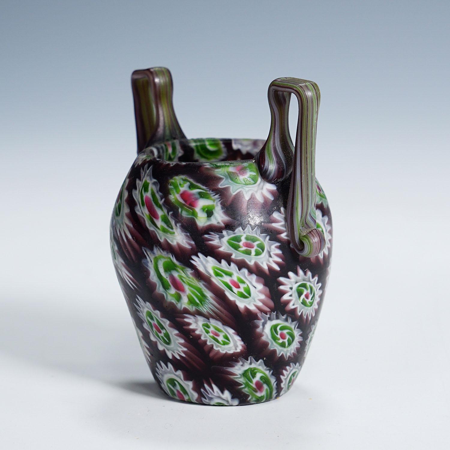 Antike Millefiori-Vase mit Henkeln, Fratelli Toso Murano, um 1910 (Italienisch) im Angebot
