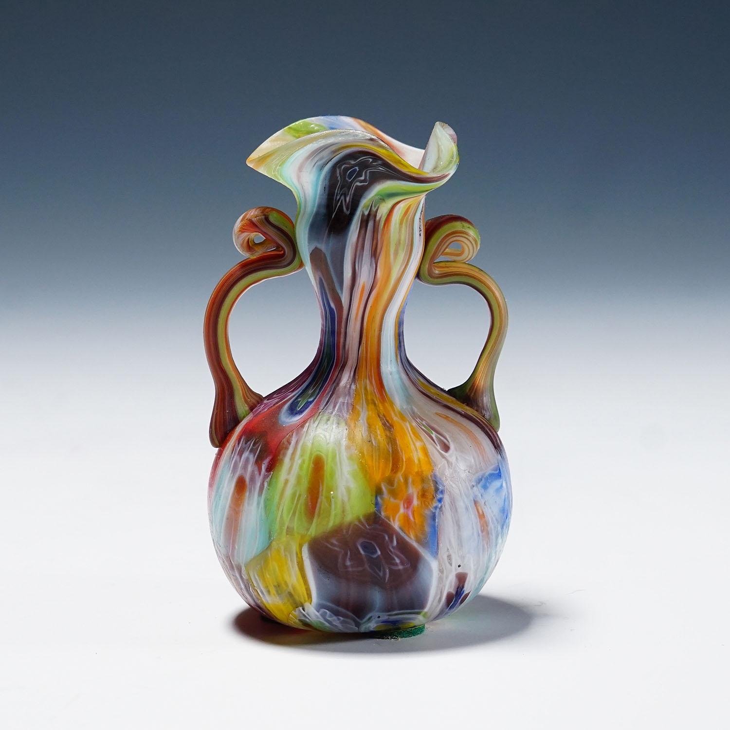Jarrón Millefiori Antiguo Con Asas, Fratelli Toso Murano Ca. 1920s Moderno de mediados de siglo en venta