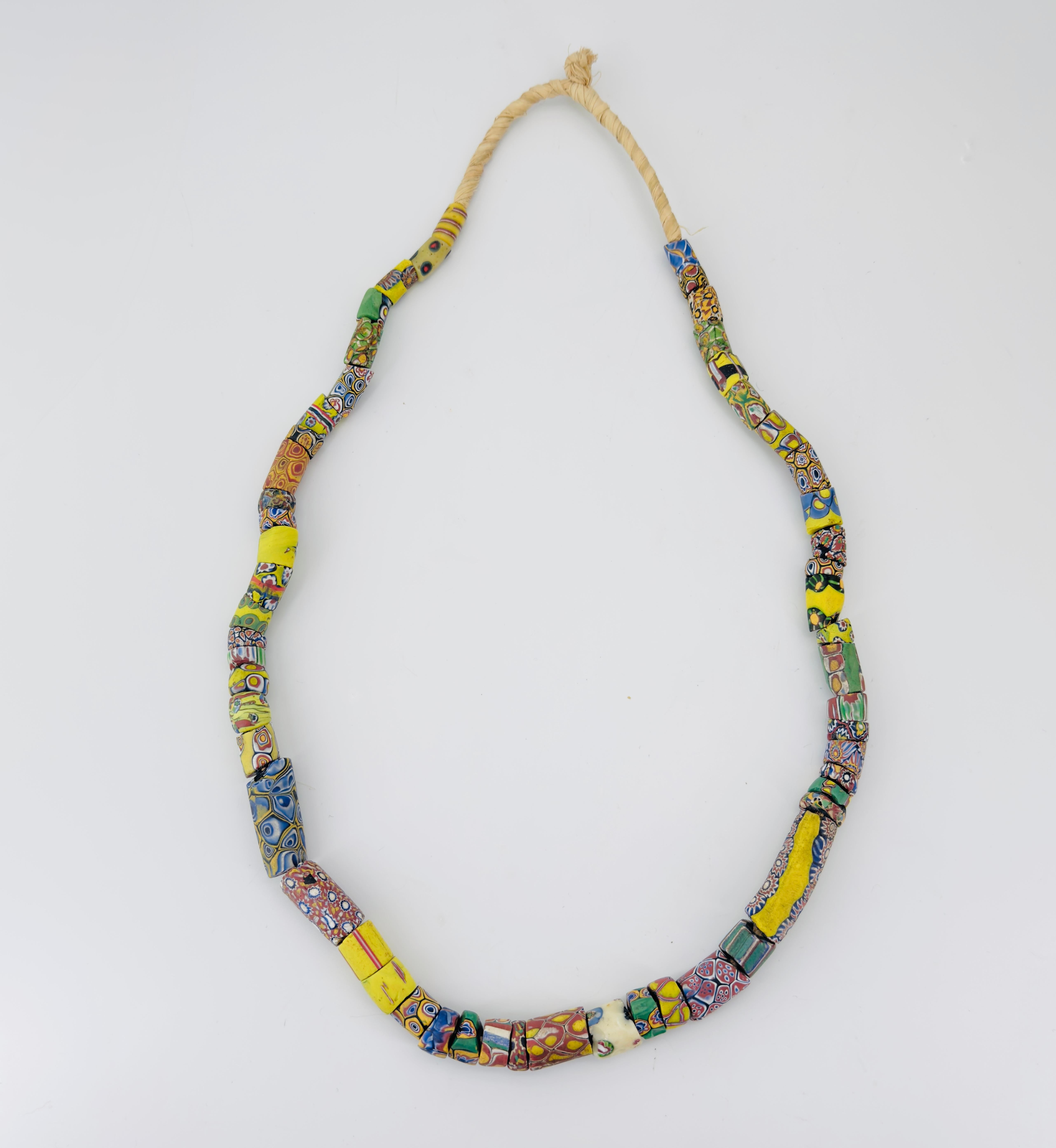 Perline antiche Millefiori Venetian African Trade Celebre tra le perline più caratteristiche, il Millefiori è diventato quasi sinonimo di commercio dell'Africa occidentale. Realizzate con il famoso vetro di Murano, le perle Millefiori prendono il