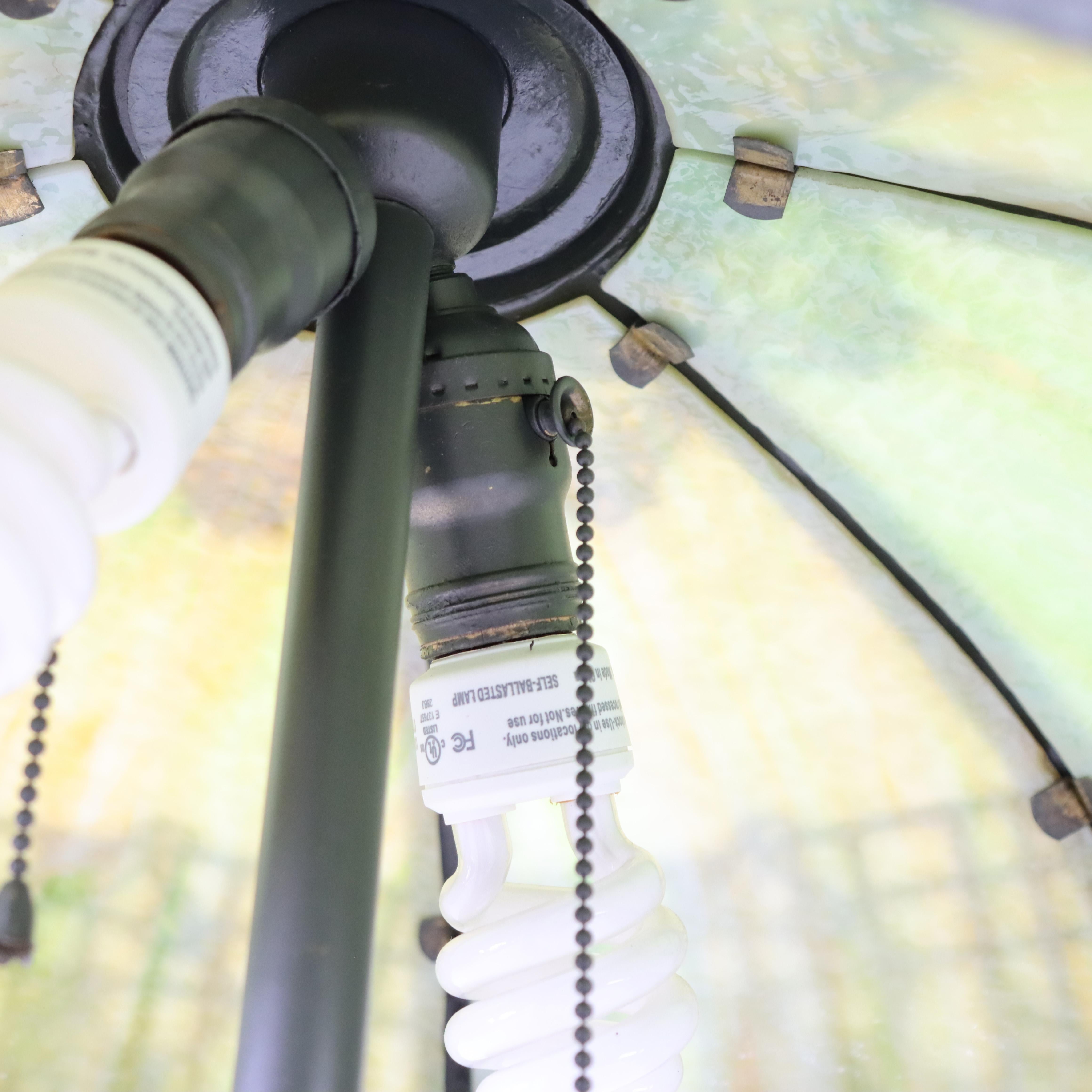 Ancienne lampe de table Miller à 8 panneaux en verre flammé et feuillage c1920 en vente 4