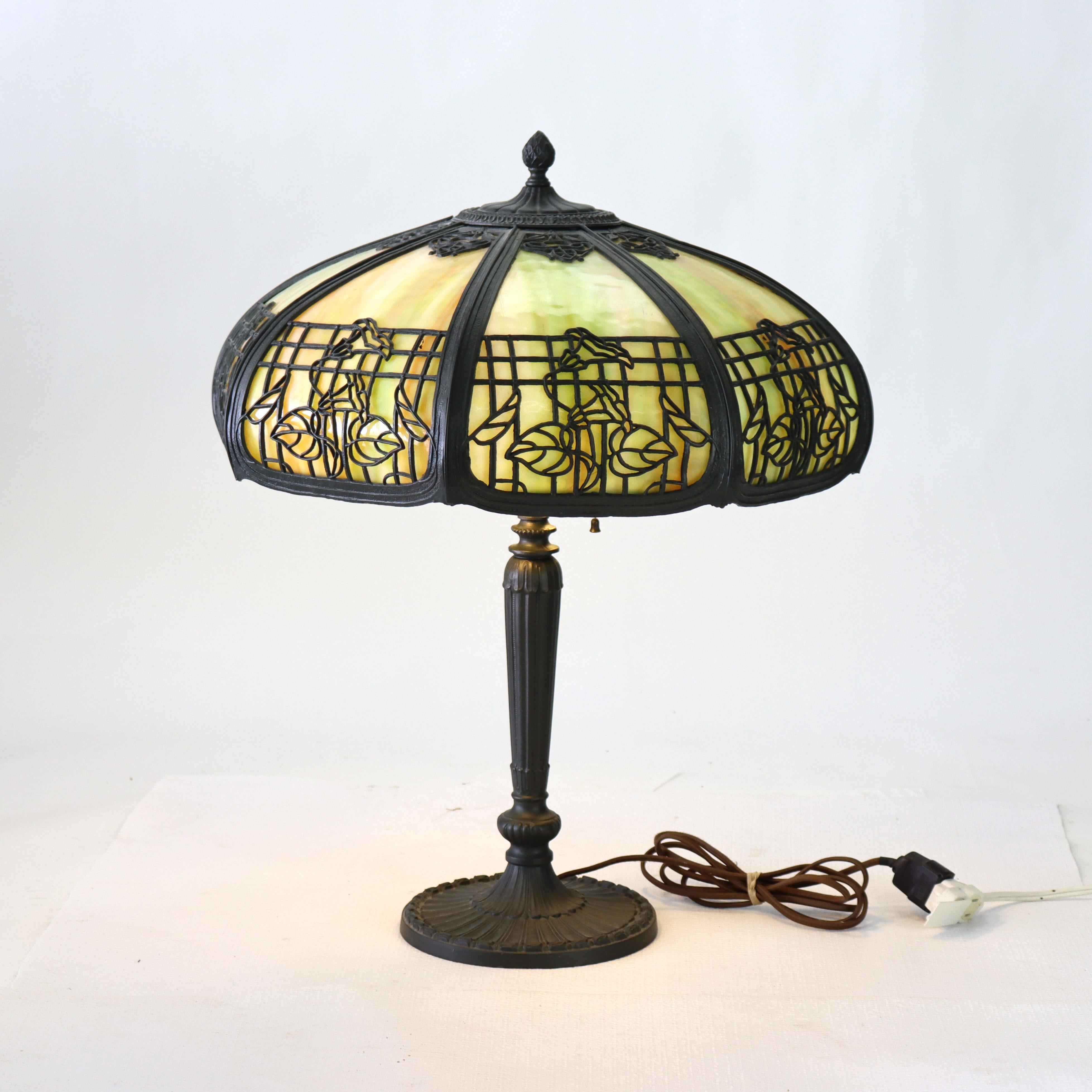 Arts and Crafts Ancienne lampe de table Miller à 8 panneaux en verre flammé et feuillage c1920 en vente