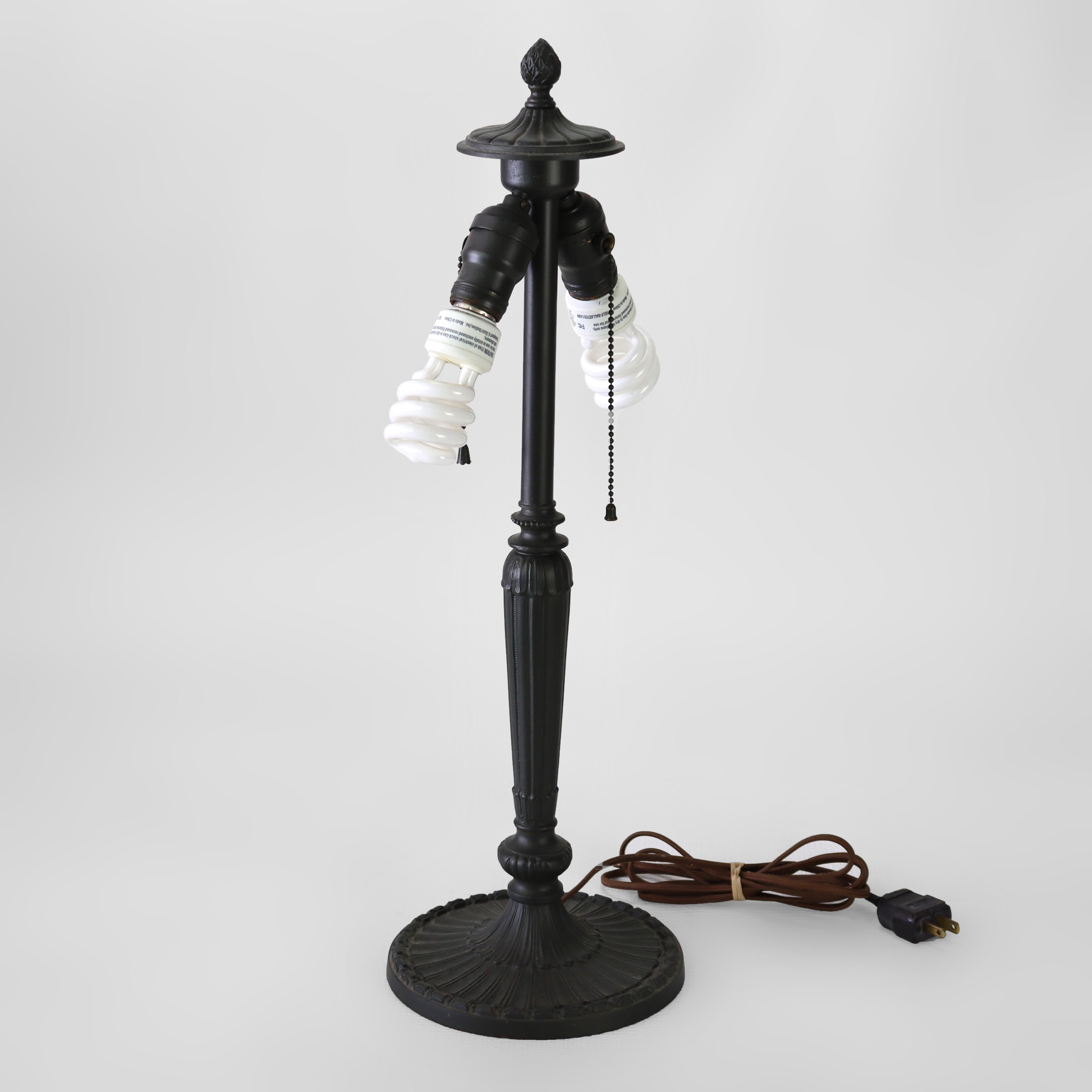 Ancienne lampe de table Miller à 8 panneaux en verre flammé et feuillage c1920 Bon état - En vente à Big Flats, NY