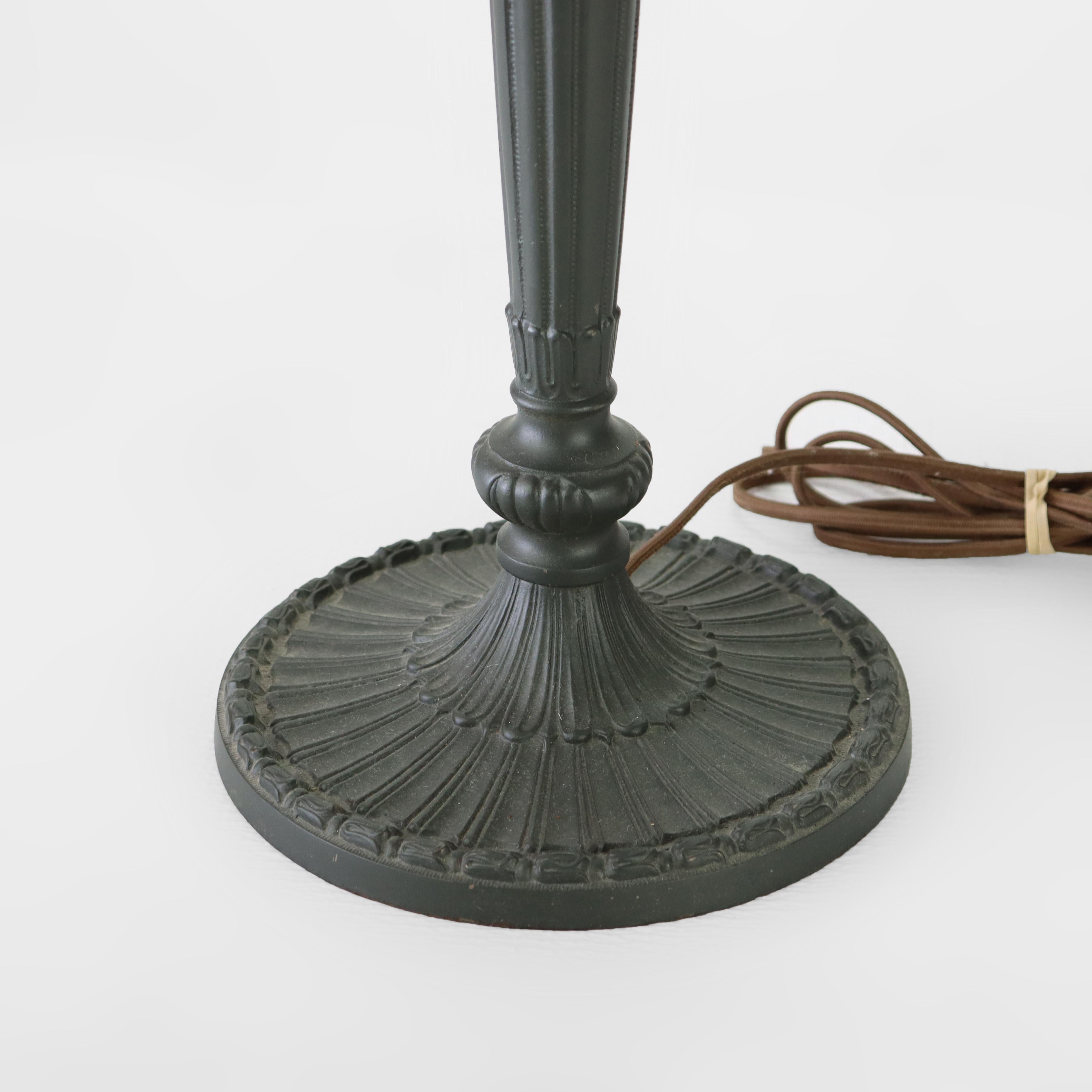 20ième siècle Ancienne lampe de table Miller à 8 panneaux en verre flammé et feuillage c1920 en vente