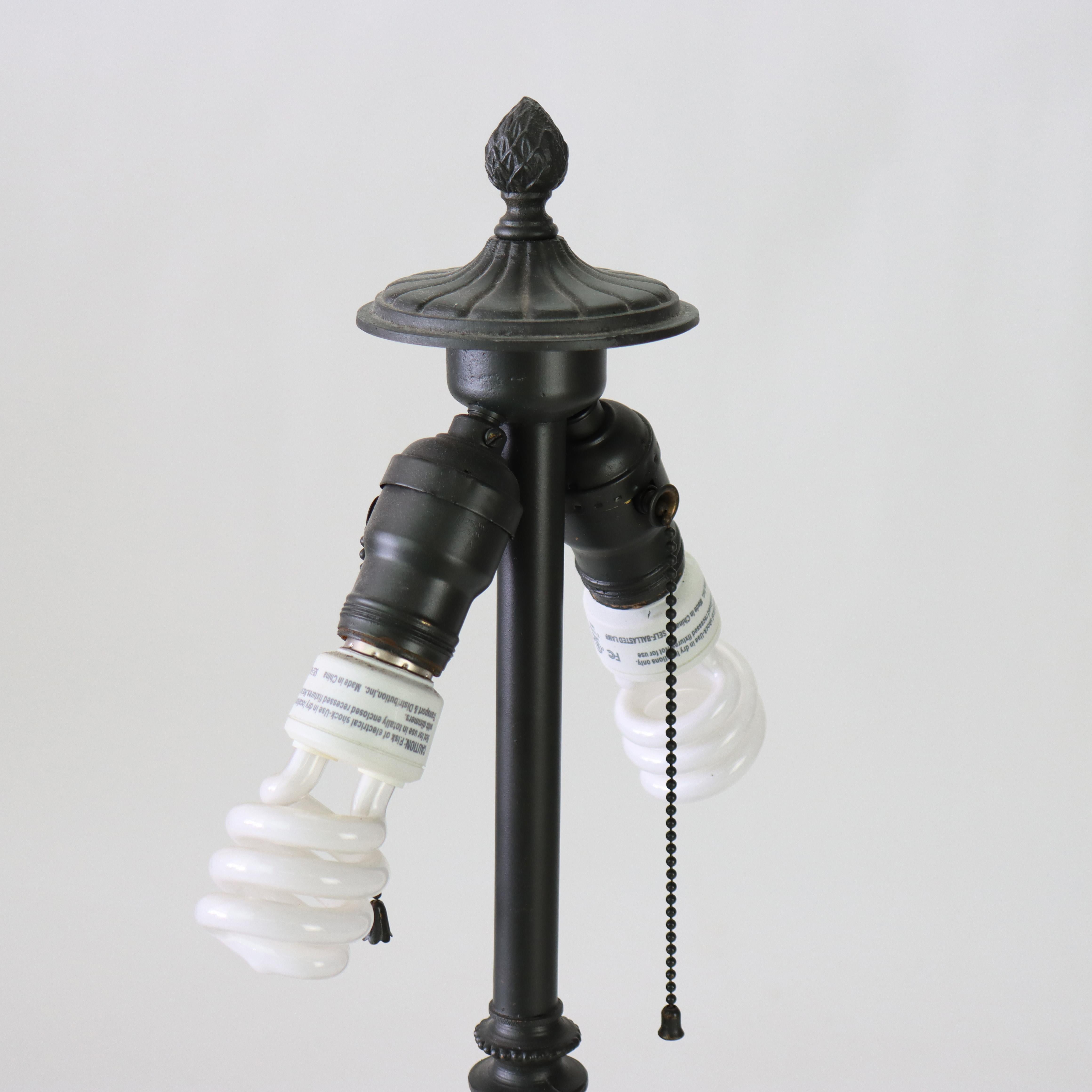 Verre de laitier Ancienne lampe de table Miller à 8 panneaux en verre flammé et feuillage c1920 en vente