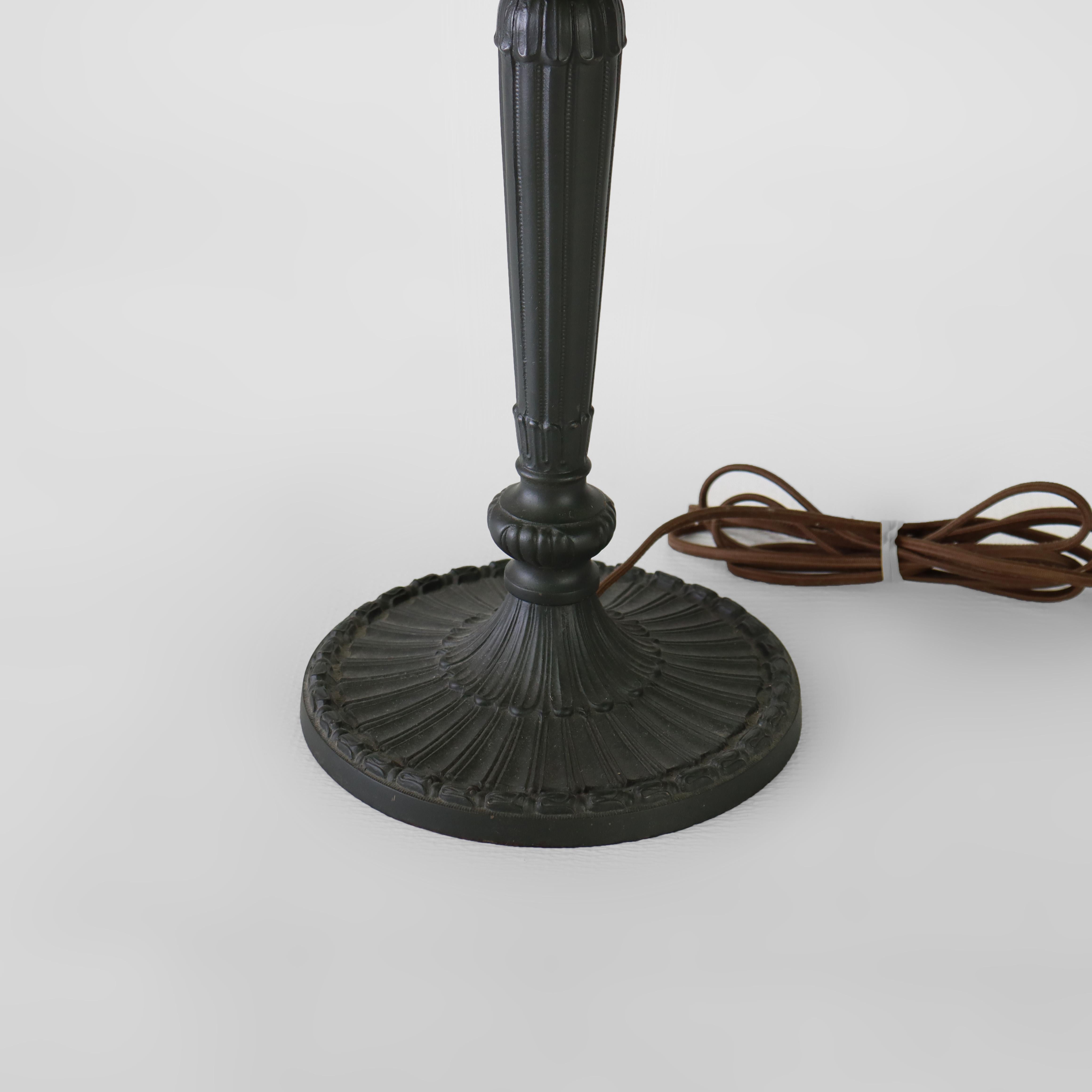 Ancienne lampe de table Miller à 8 panneaux en verre flammé et feuillage c1920 en vente 2