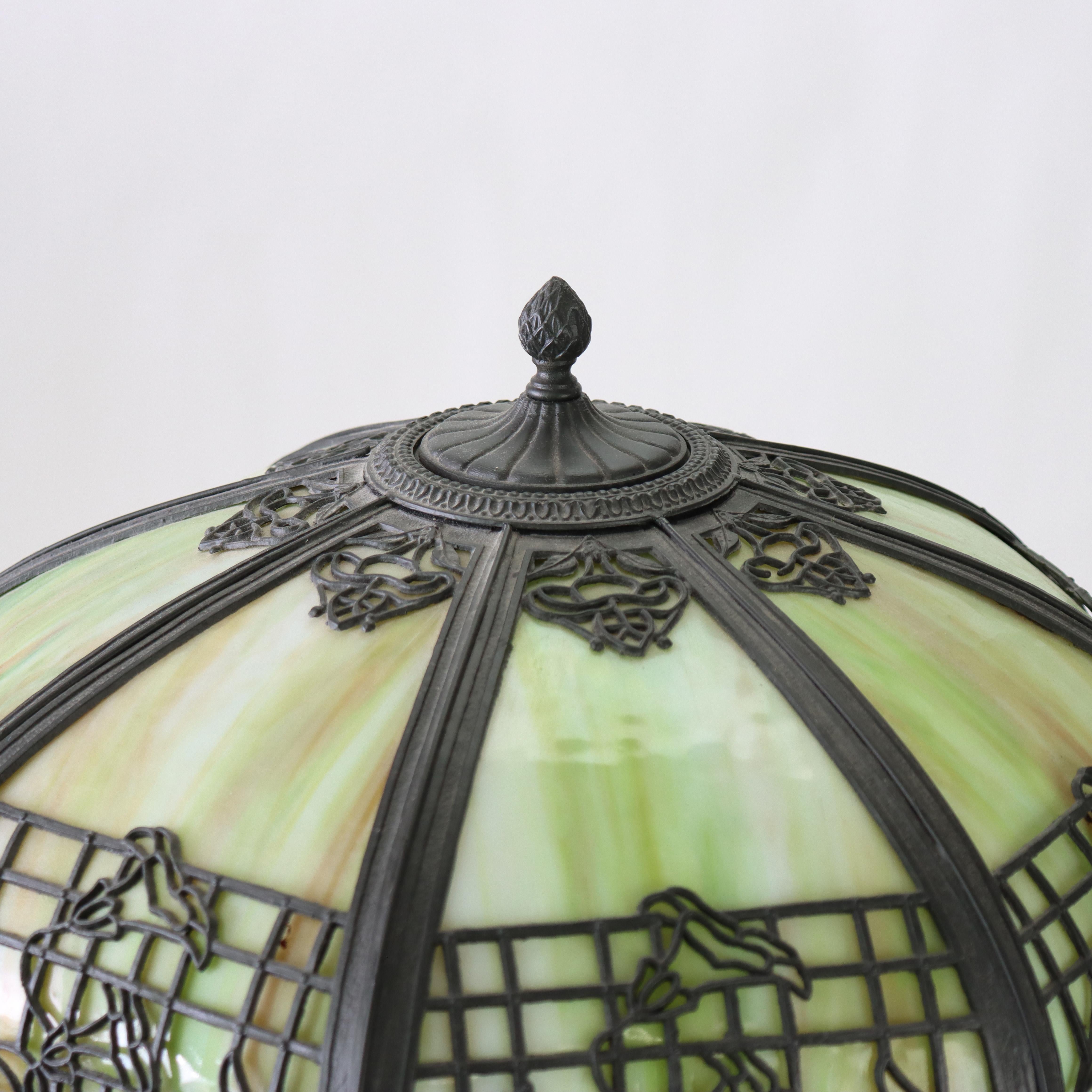 Ancienne lampe de table Miller à 8 panneaux en verre flammé et feuillage c1920 en vente 3