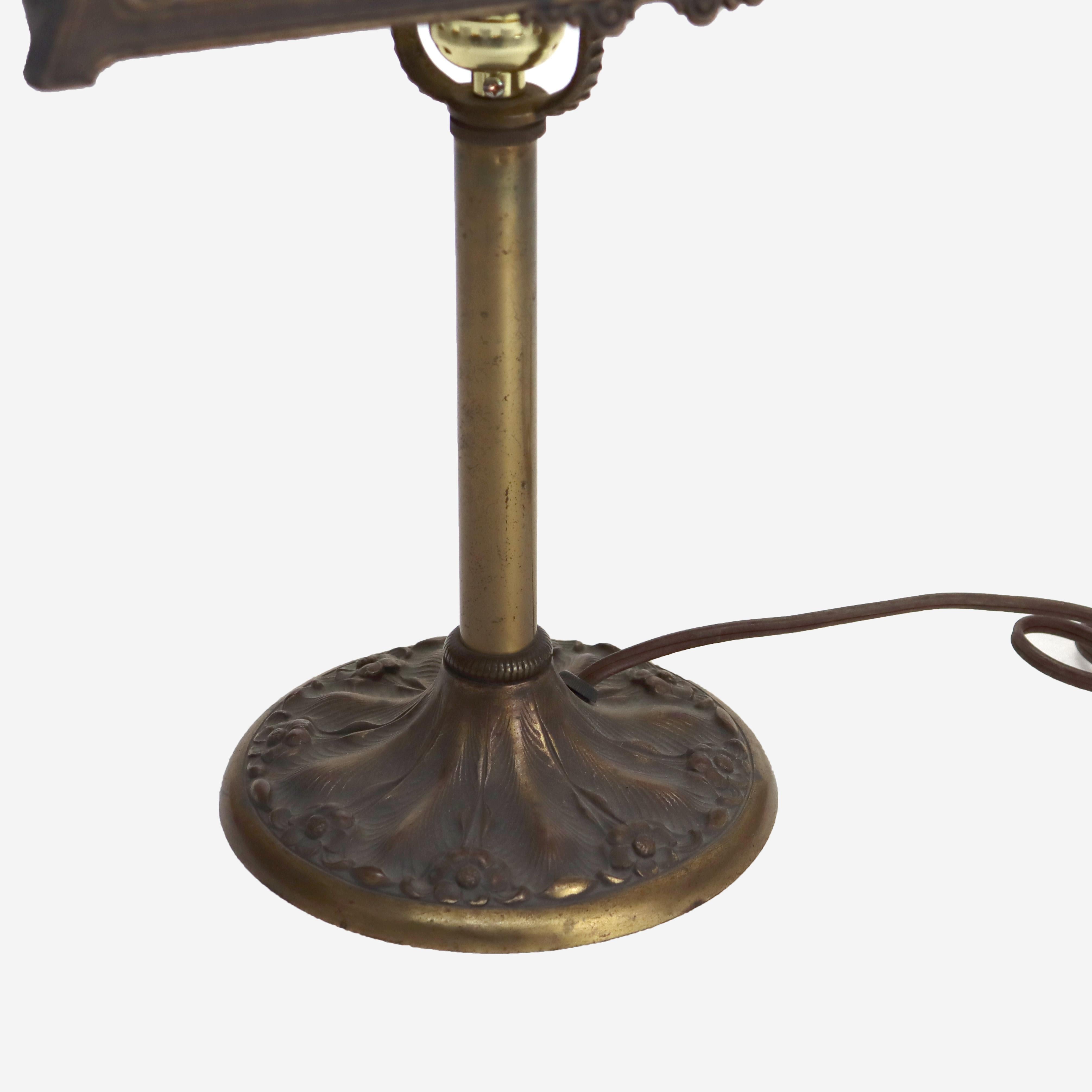 Antigua lámpara de mesa Miller Arts & Crafts de cristal de escoria firmada C1920 Artes y manualidades en venta
