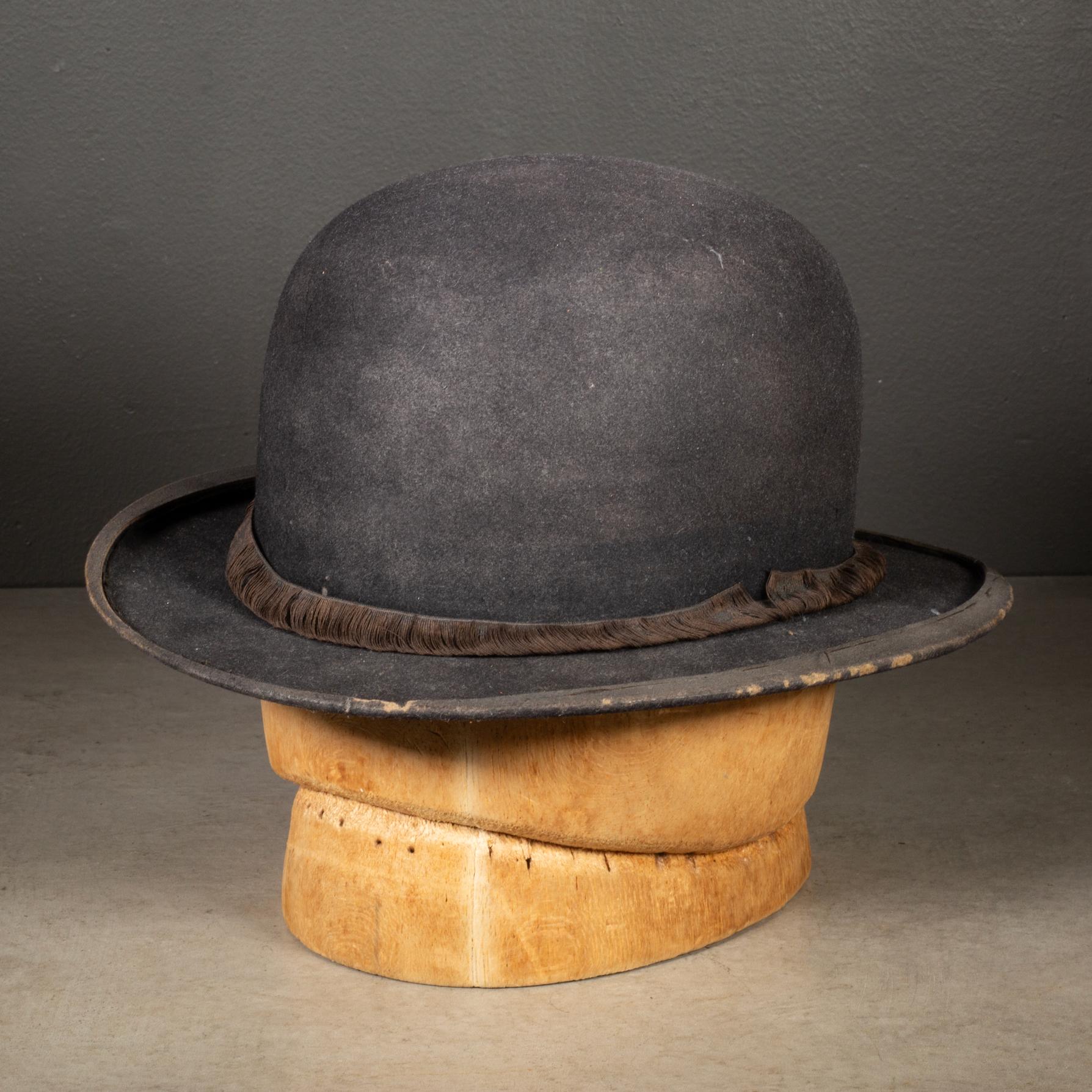 CIRCA

Un'originale forma di cappello da modista in legno. Non verniciato. Il cappello non è incluso. 

    CREATORE &New Machine Works, New York City, NY. 
    Data di fabbricazione: 1890-1920 circa.
    MATERIALI E TECNICHE Wood.
    CONDIZIONE