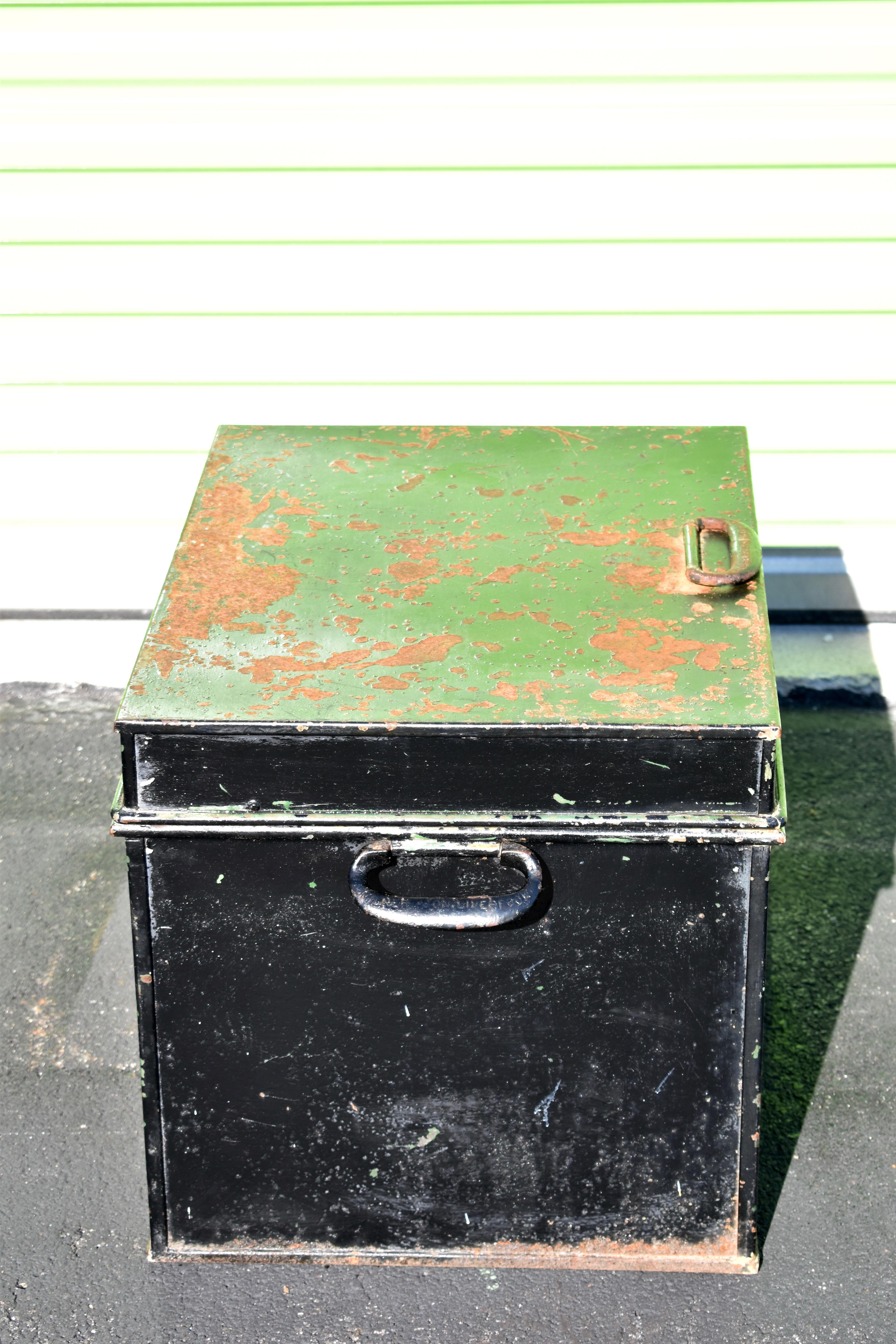 Antique Milners 212 Fire Safe or Strong Box, England, circa 1870 In Good Condition For Sale In Billerica, MA