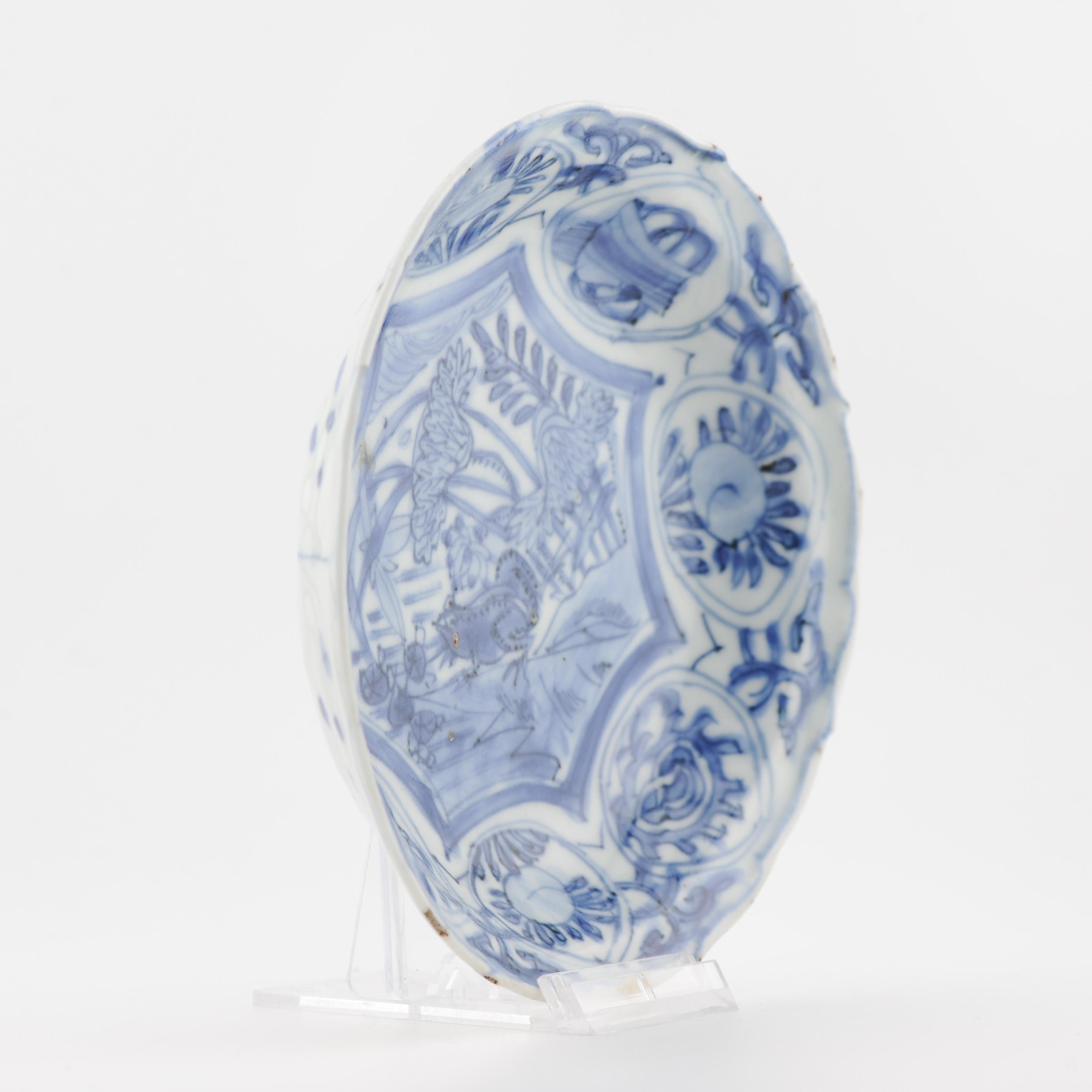 Antique Ming 1600-1644 Chinese Porcelain Wanli / Tianqi Kraak FROG scene Plate In Good Condition For Sale In Amsterdam, Noord Holland