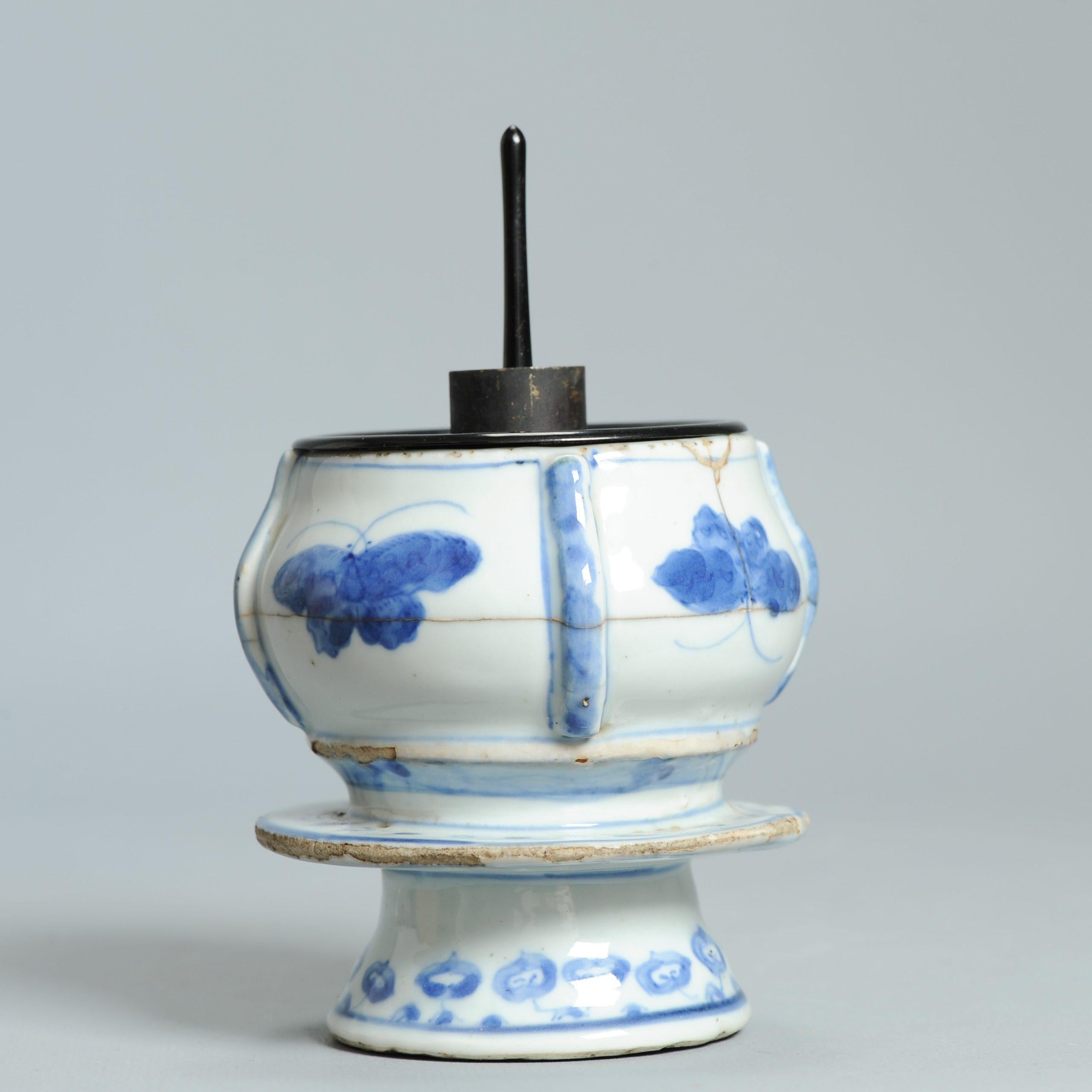 Brûleur d'encens chinois en porcelaine bleue et blanche. Photo dans le livre de l'Académie Tang Ying sur l'exposition Kosometsuke au musée d'art Yanshan de Jingdezhen. Egalement avec une belle boîte de rangement.

XVIIe siècle.

Voir les