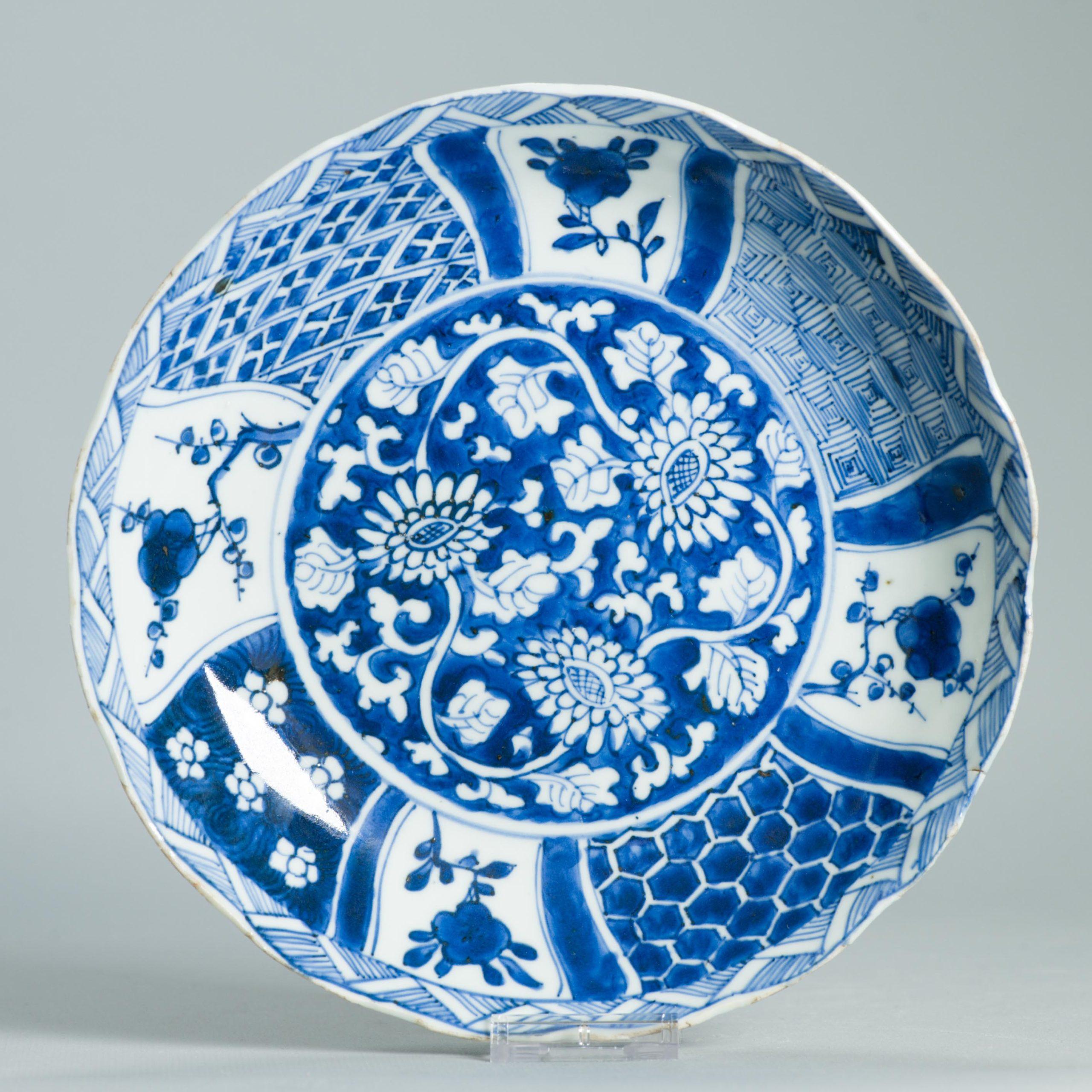 Eine chinesische blau-weiße Porzellanschale von schöner Form und Design mit geformtem Rand. Mit einer zentralen, rückseitig dekorierten Blumenszene. Die Bordüre ist mit Blumen und geometrischem Muster unterteilt.
Der Sockel mit einer Chenghua-Marke,
