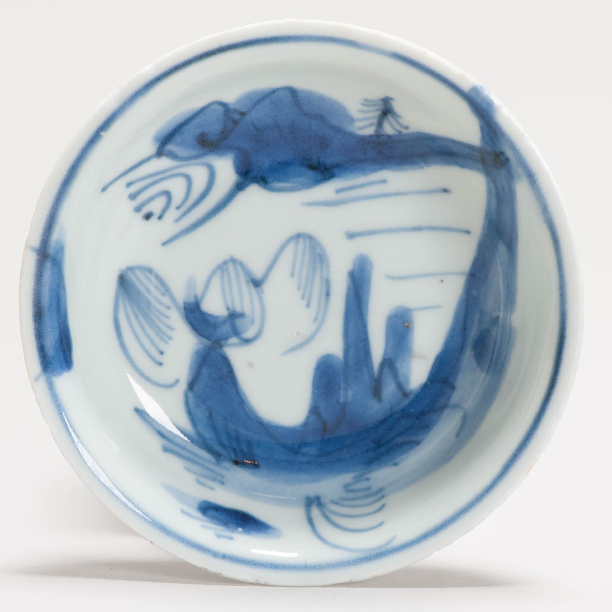 Tazza Principios del siglo XVII

Compartimos contigo esta preciosa e inusual tazza de tallo alto y extendido con base plana sin esmaltar. Copa baja con borde acampanado. Decorada en azul bajo vidriado, es una escena paisajística muy típica de este