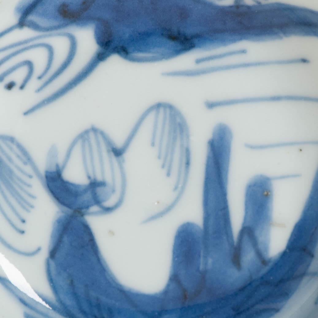 Antigua tazza de porcelana china Ming sobre pie con escena de paisaje, principios del siglo XVII Chino en venta