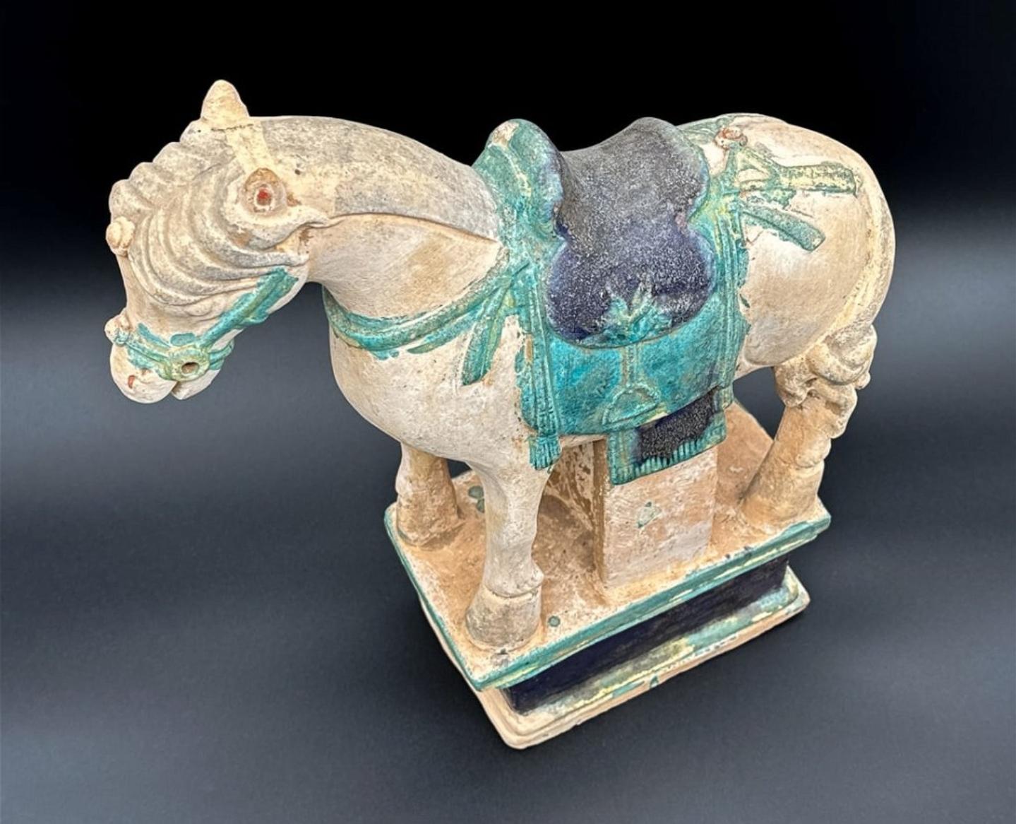 Antike Ming Dynasty Chinesisch Steingut Pferd Skulptur Míngqì Grabmal Figur (Handgefertigt) im Angebot