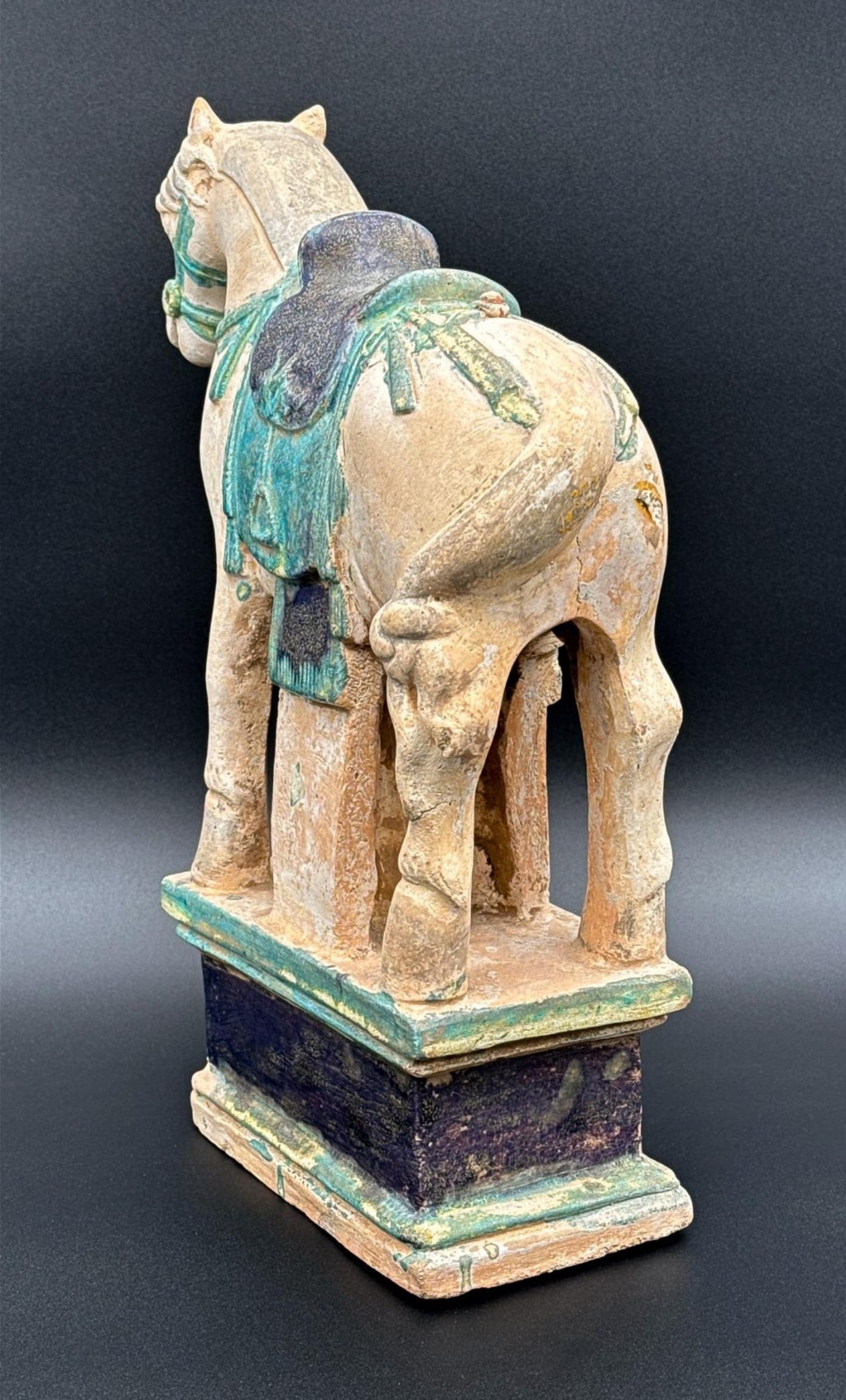 Antike Ming Dynasty Chinesisch Steingut Pferd Skulptur Míngqì Grabmal Figur (18. Jahrhundert und früher) im Angebot