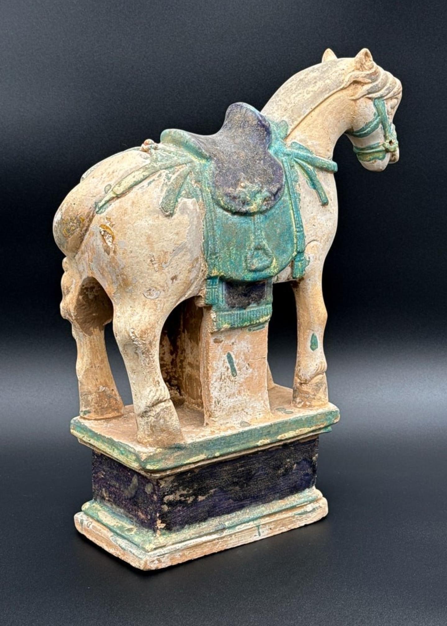 Antike Ming Dynasty Chinesisch Steingut Pferd Skulptur Míngqì Grabmal Figur (Tonware) im Angebot