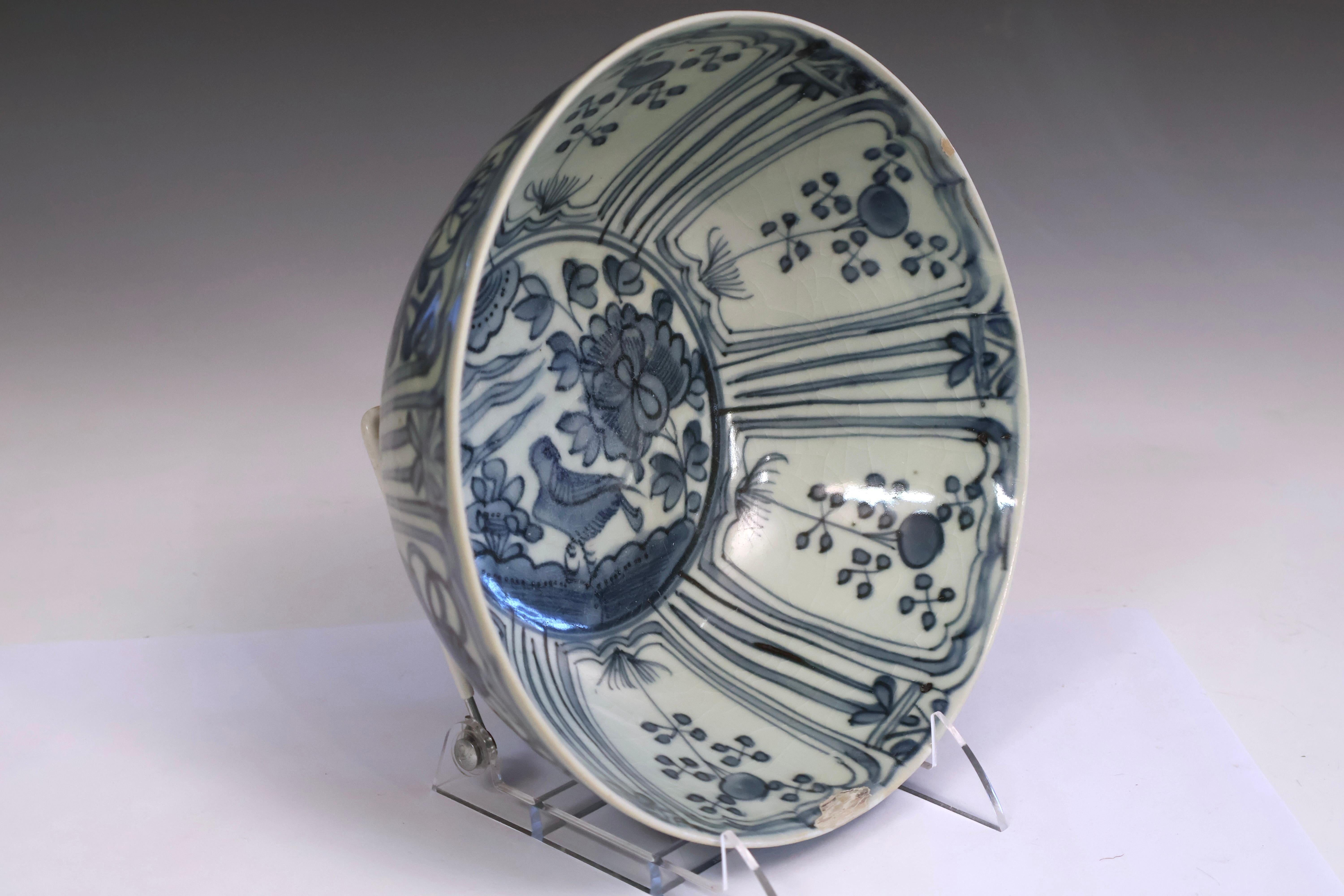 Antike chinesische Exportporzellanschale aus der späten Ming-Dynastie, Swatow-Ware, blau-weiß, Wanli-Periode, frühes 17. Jahrhundert. CIRCA 1600-1620. Relativ feine Dekoration für Swatow-Ware mit Darstellungen von Blumen, Vögeln und