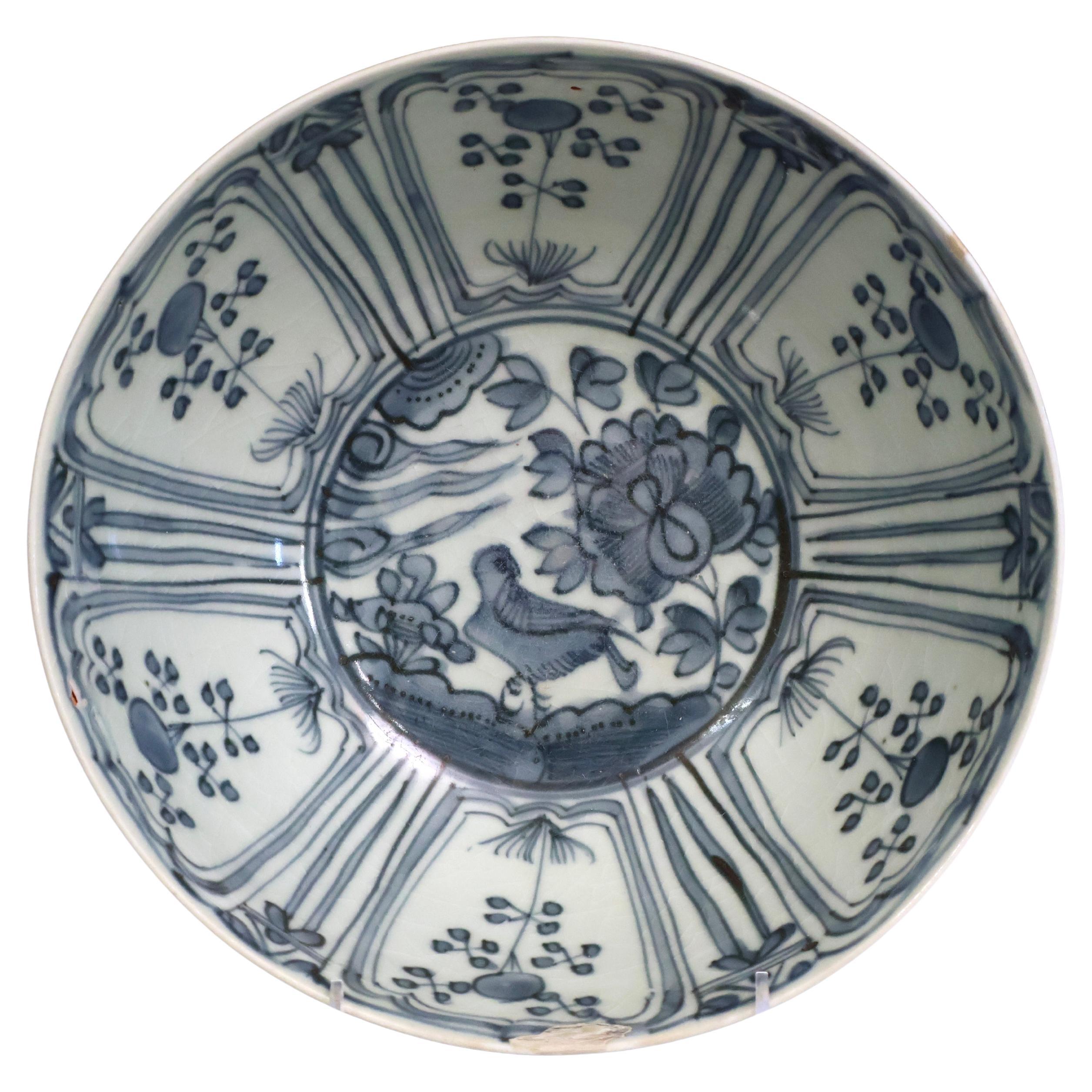 Antica ciotola in porcellana Swatow blu e bianca da esportazione cinese della dinastia Ming Ming