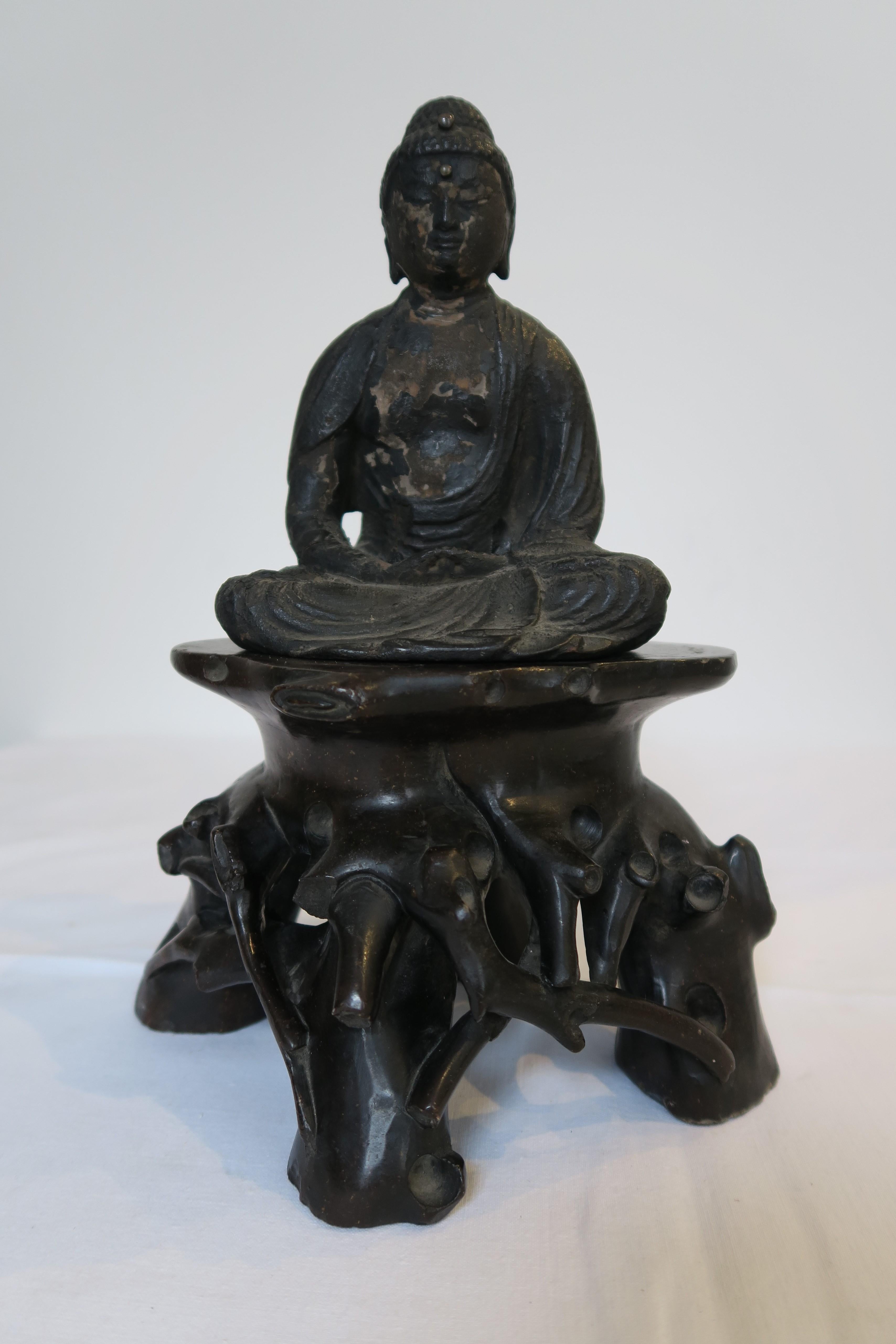 Ancien socle en bois sculpté de Bouddha et de pierre de savon de la dynastie Ming en vente 3