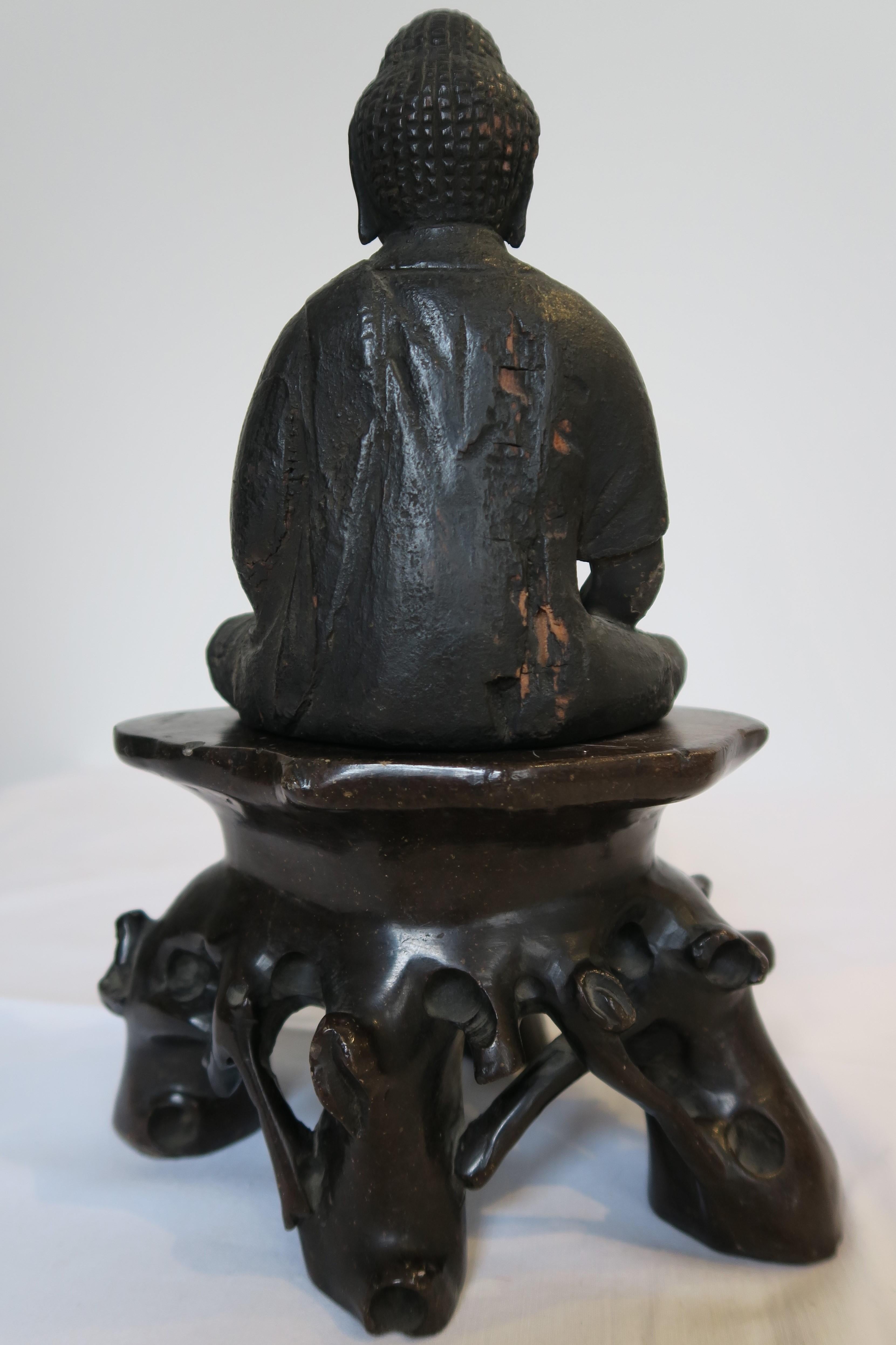 Antique Ming Dynasty Wood-Carved Buddha and Soapstone Plinth In Good Condition For Sale In Vienna, AT