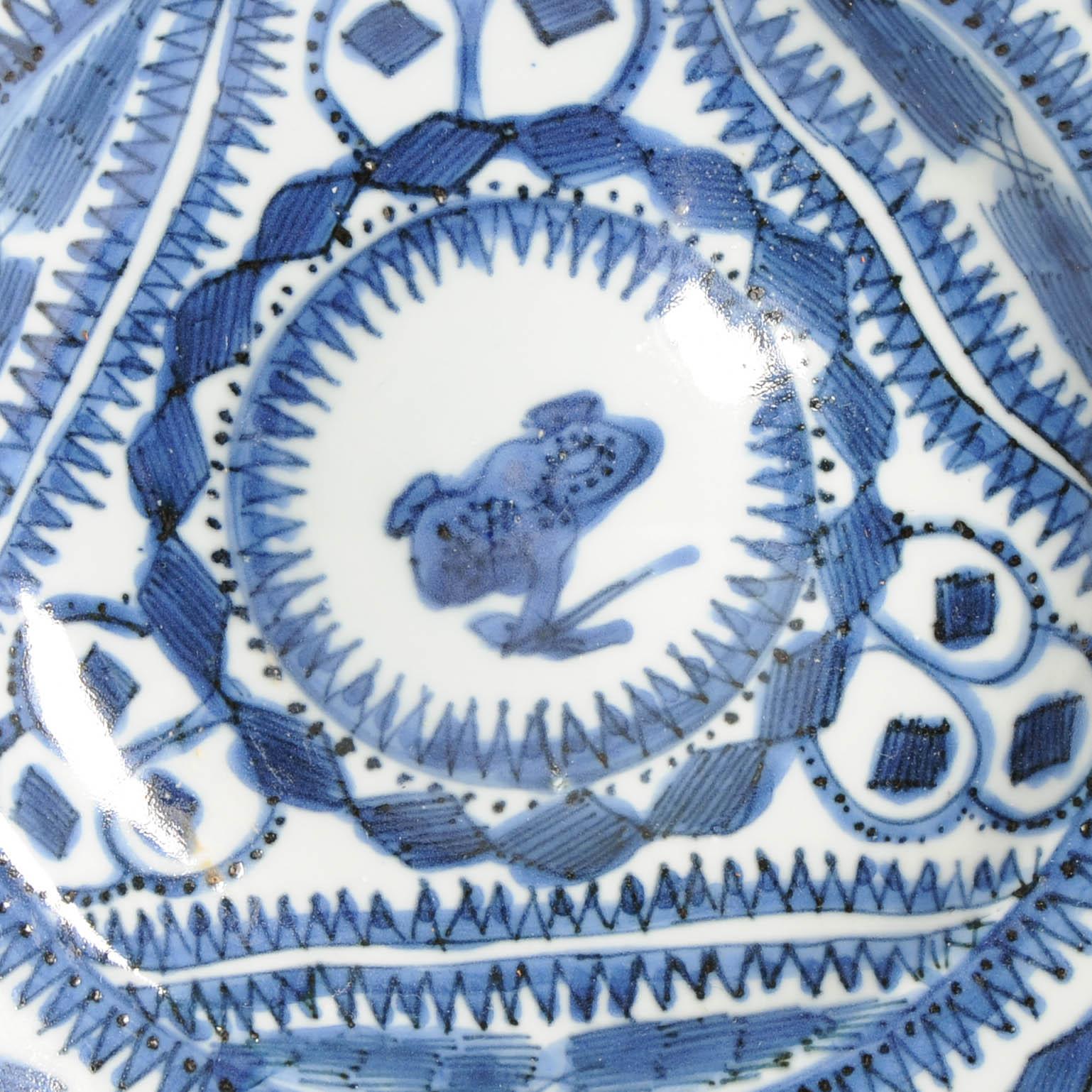 A very nicely potted and painted blue and white Kosometsuke plate of a desirable cobalt blue! Stunning piece with design of Turkish style Arabesque pattern and central a Lingzhi Fungus or sacred mushroom.

Lovely and unusual base with a nice mark.