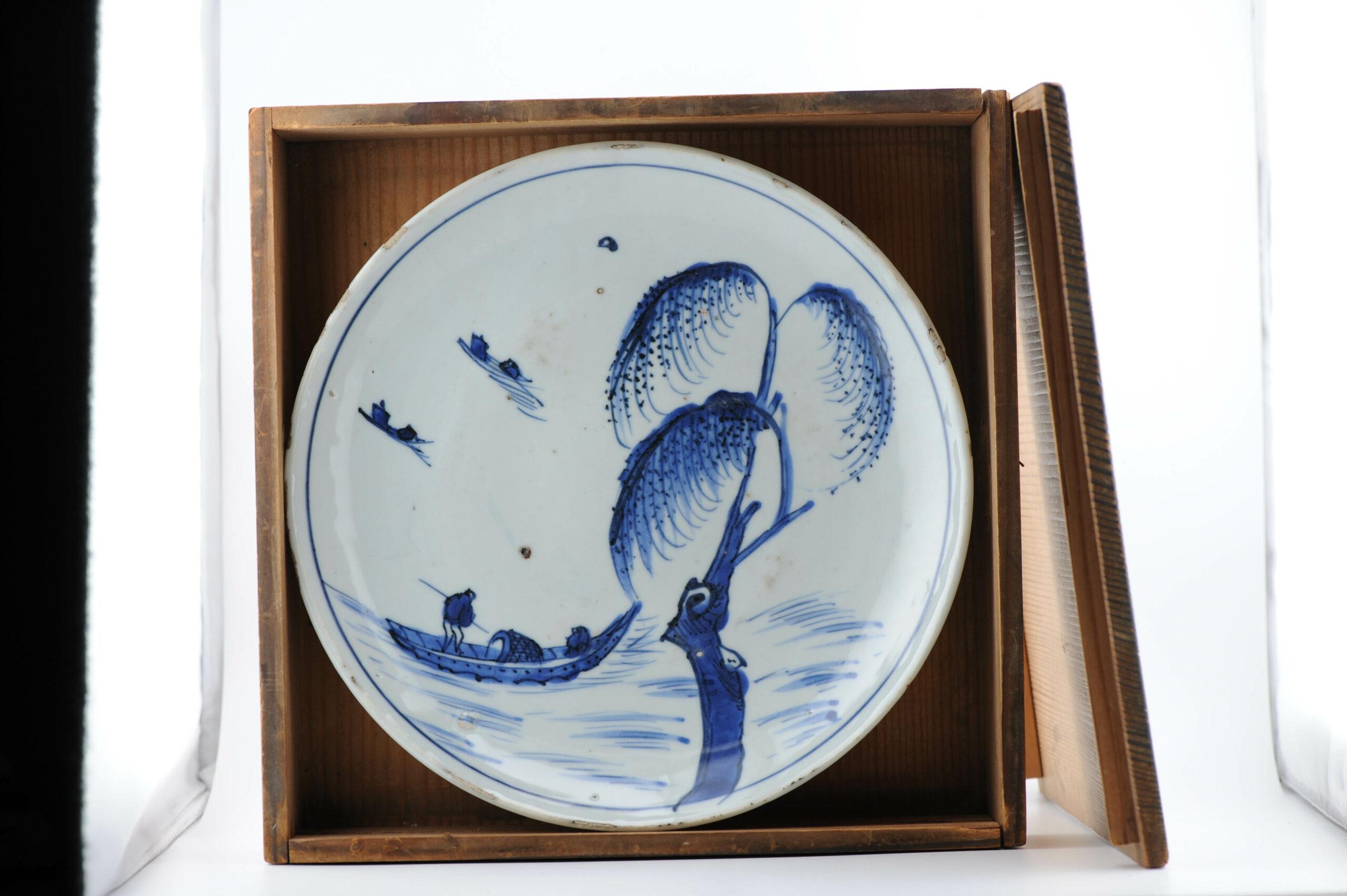
Nous partageons avec vous ce joli plat en porcelaine chinoise du début du 17e siècle. Une fois de plus, Jingdezhen a fabriqué un produit destiné au marché japonais, Kosometsuke. On y voit une scène de paysage avec des bateaux de pêcheurs et un bel