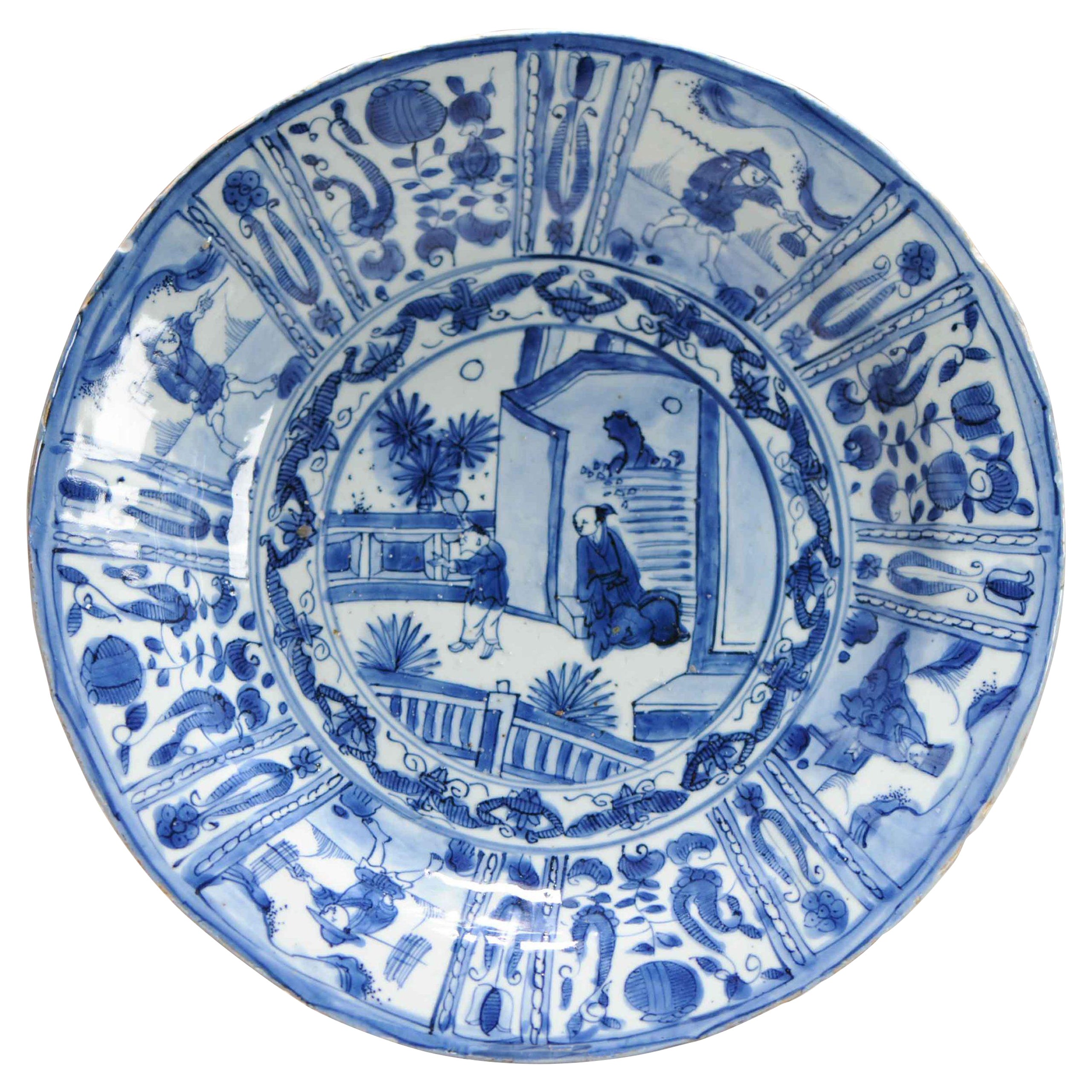 Assiette de présentation en porcelaine chinoise de la période Ming, Literatus & Attendant Flies Whisk