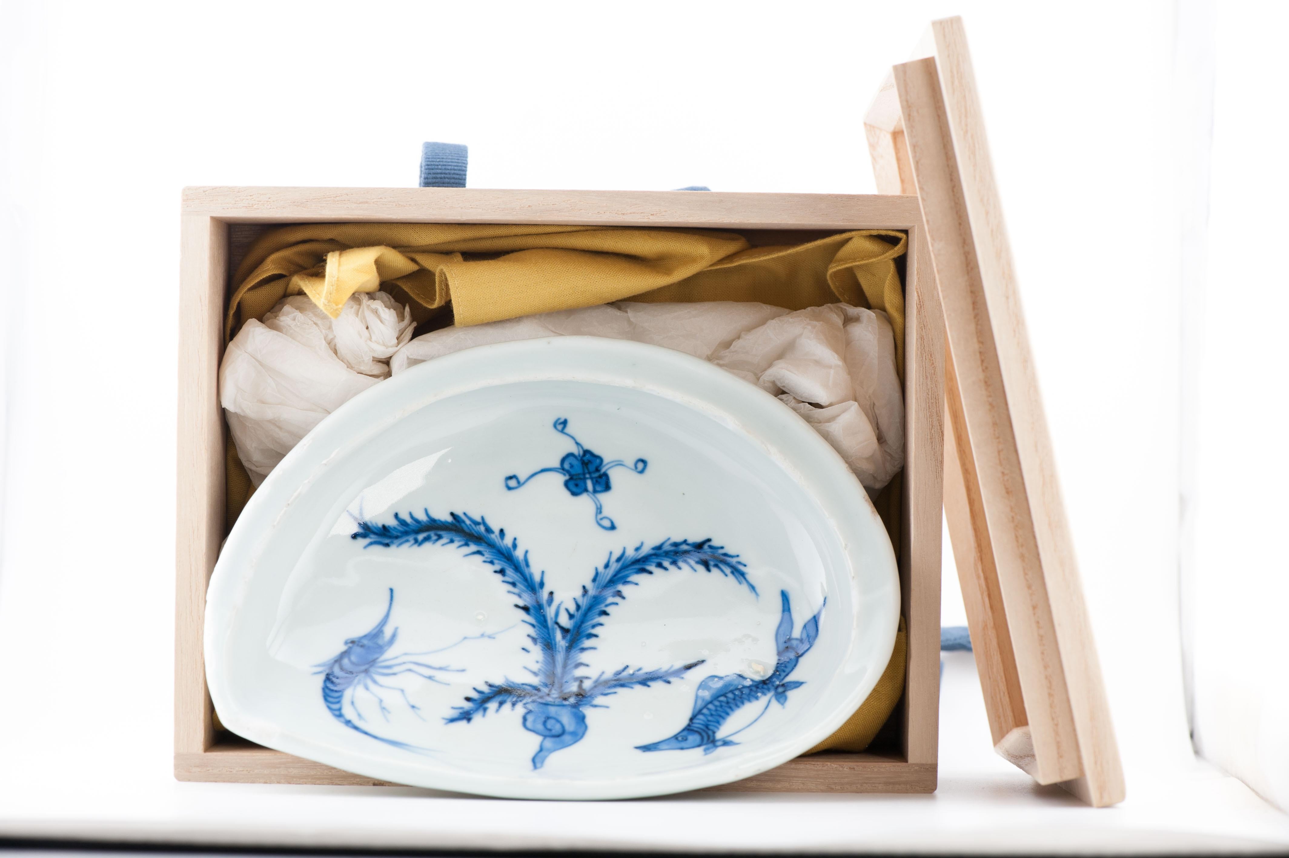 A very nicely potted and painted blue and white Kosometsuke Kaiseki dish plate of a desirable cobalt blue!
Stunning piece with design of fish shrimp and seaweed.

Condition
Some fritting only. Size: 18.5x13.5x5CM
Period
17th century Ming &