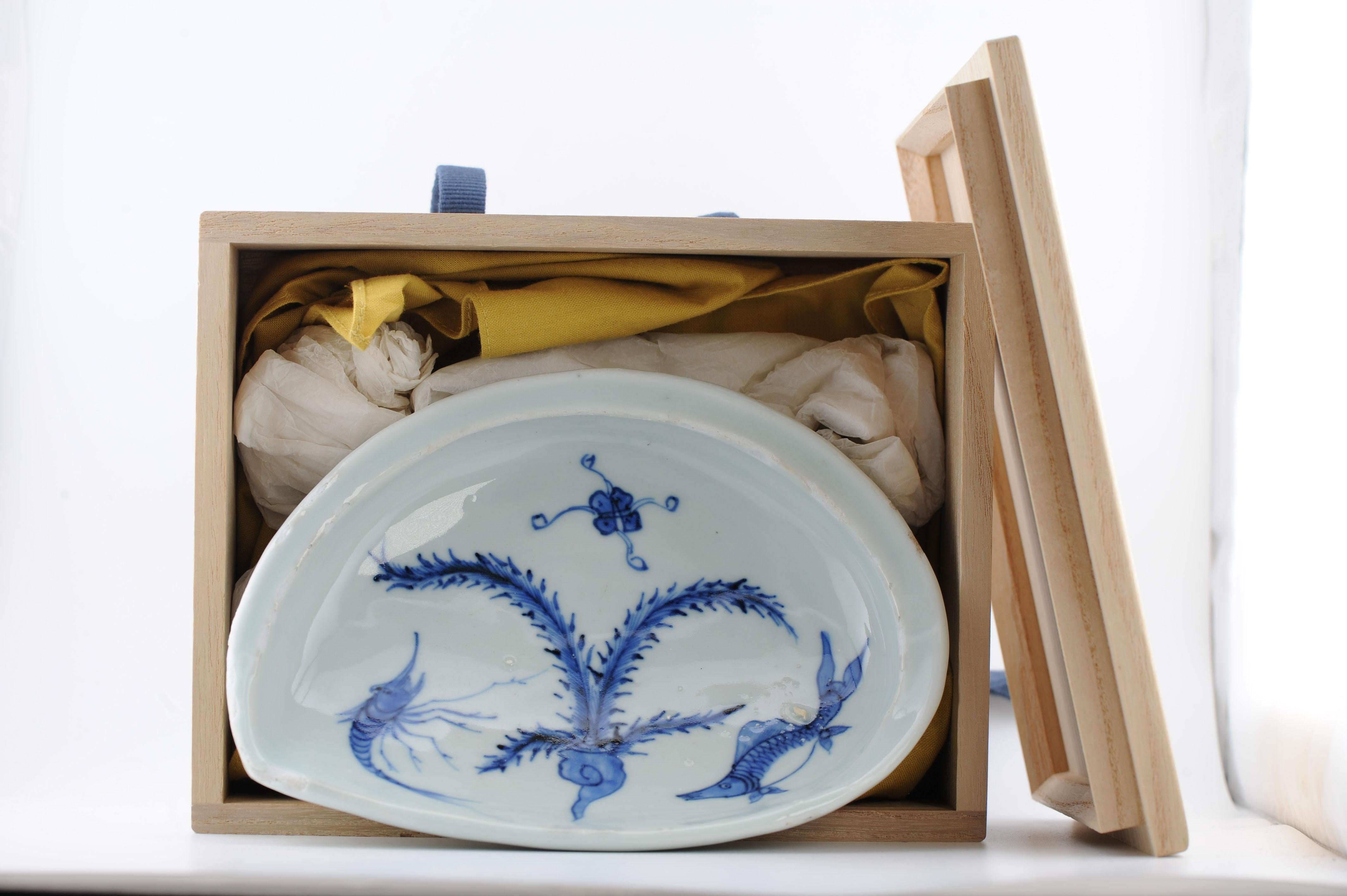Antique Ming Period Fish and Shrimp Kosometsuke Chinese Porcelain Kaiseki Dish In Good Condition For Sale In Amsterdam, Noord Holland