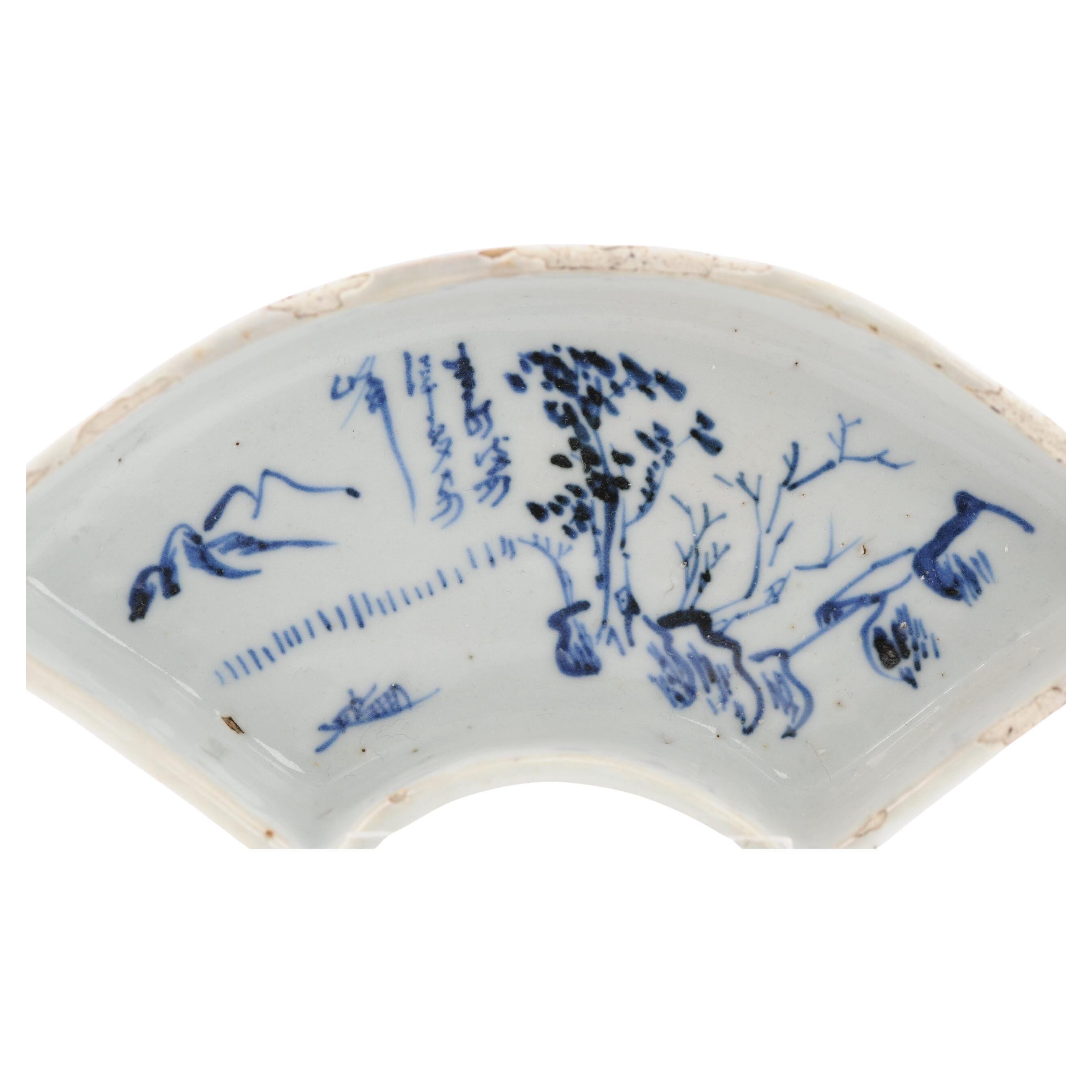 Un piatto Kosometsuke Kaiseki in blu e bianco, dipinto in modo eccellente, di un bel blu cobalto! Splendido pezzo con il disegno di un paesaggio nello stile del pittore yuan Ni Zan con una poesia di Tao Yuanming. Questo piatto è chiaramente legato