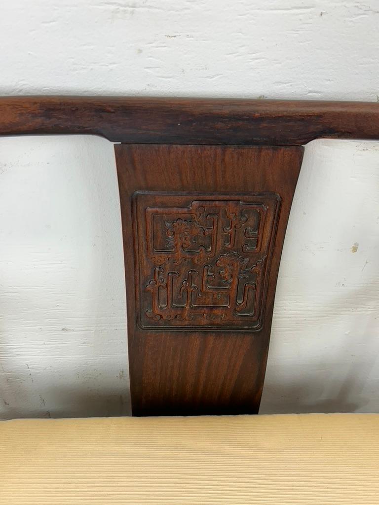 Anciennes chaises à dossier bas de style Ming avec médaillon sculpté en vente 3