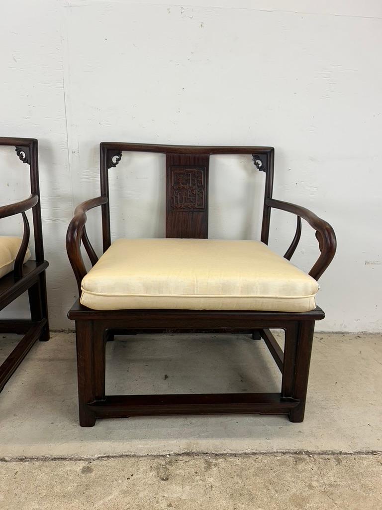 Anciennes chaises à dossier bas de style Ming avec médaillon sculpté en vente 4