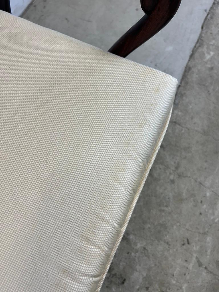 Anciennes chaises à dossier bas de style Ming avec médaillon sculpté en vente 5