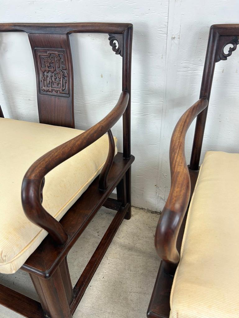 Anciennes chaises à dossier bas de style Ming avec médaillon sculpté en vente 6