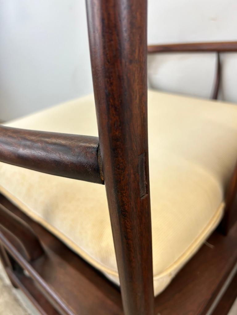 Anciennes chaises à dossier bas de style Ming avec médaillon sculpté en vente 9