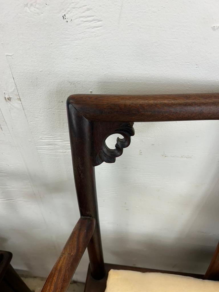 Anciennes chaises à dossier bas de style Ming avec médaillon sculpté en vente 10