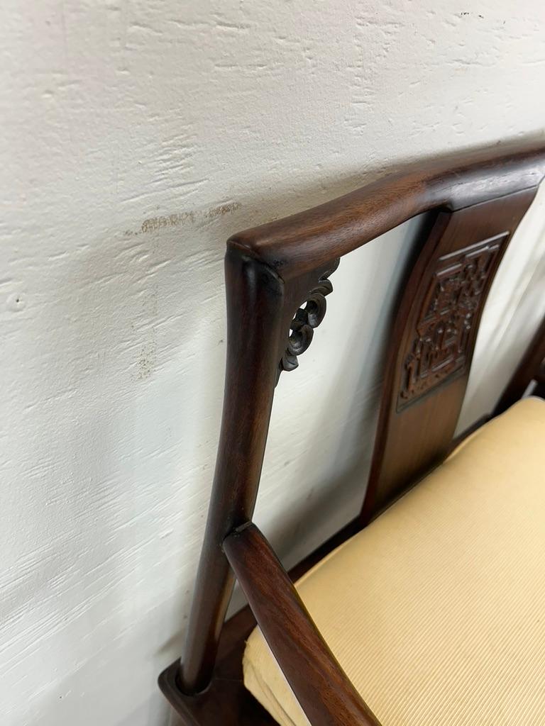 Chinois Anciennes chaises à dossier bas de style Ming avec médaillon sculpté en vente