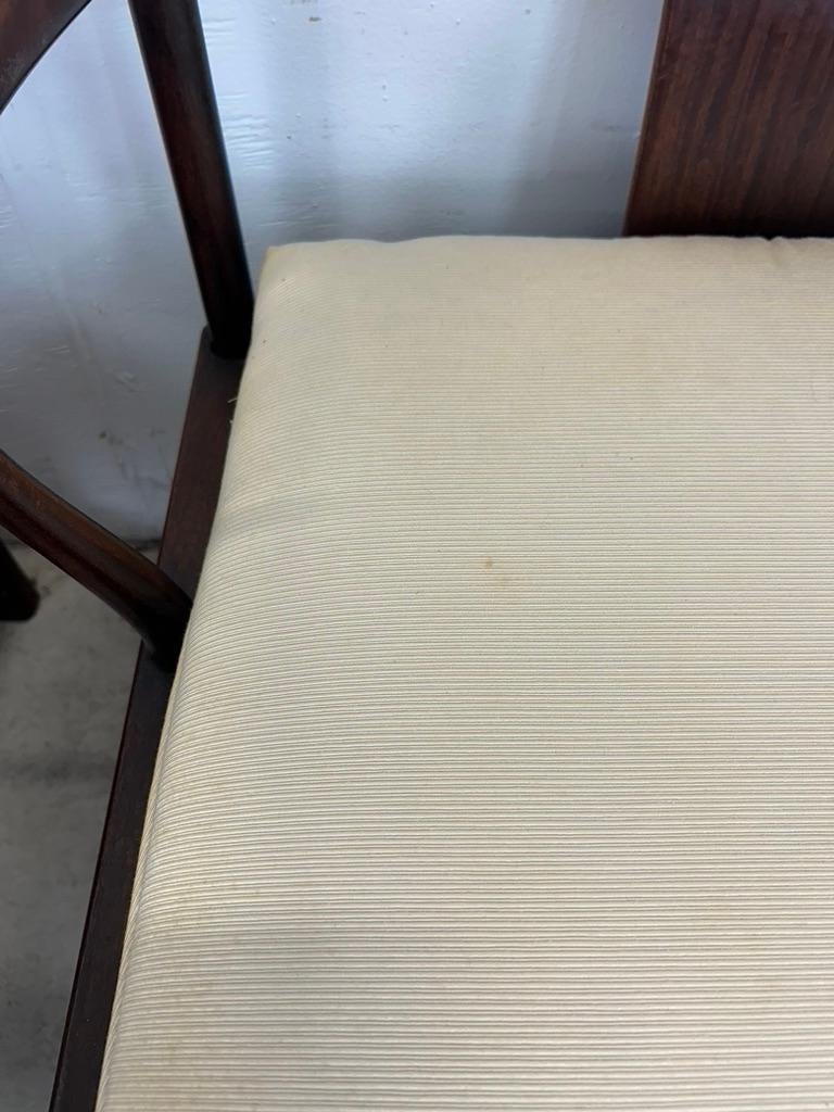 Anciennes chaises à dossier bas de style Ming avec médaillon sculpté Bon état - En vente à Freehold, NJ