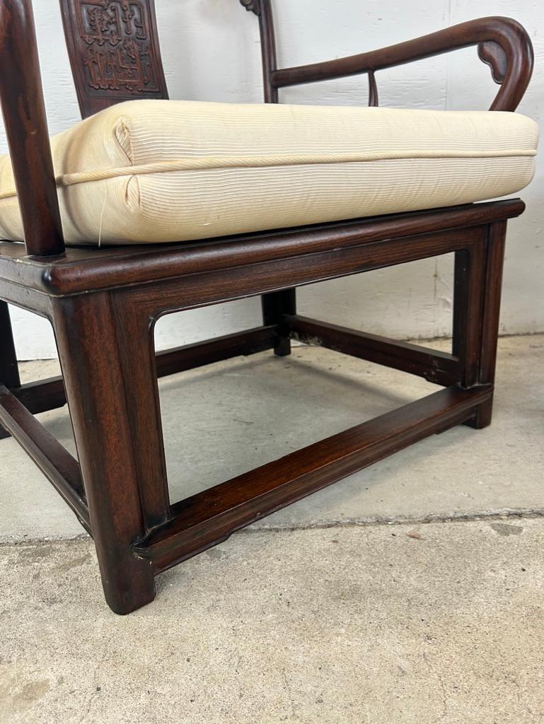 Début du 20ème siècle Anciennes chaises à dossier bas de style Ming avec médaillon sculpté en vente