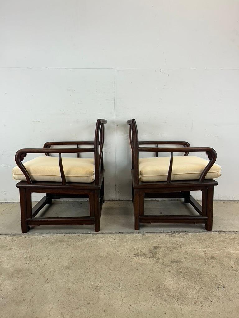 Tissu d'ameublement Anciennes chaises à dossier bas de style Ming avec médaillon sculpté en vente