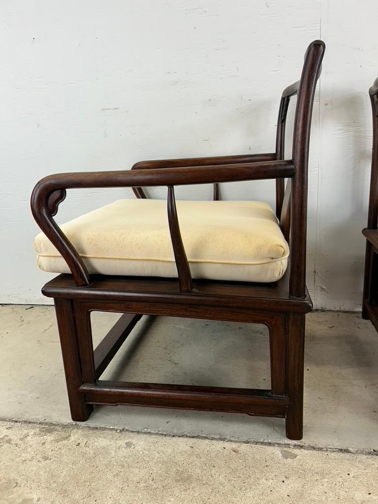 Anciennes chaises à dossier bas de style Ming avec médaillon sculpté en vente 1