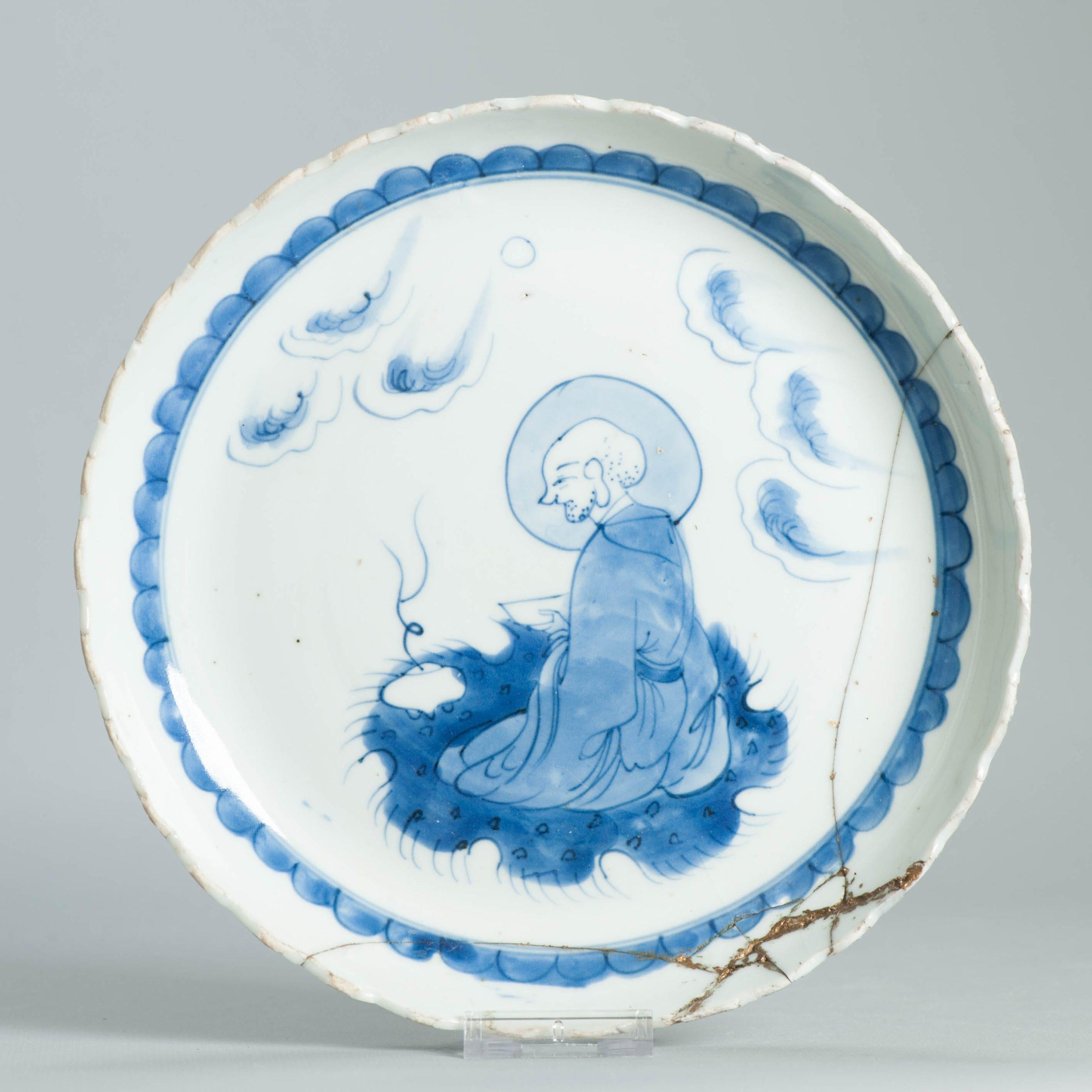 Beschreibung
Wir teilen mit Ihnen diese tiefe chinesische Porzellanschale aus dem frühen 17. Jahrhundert mit einem Durchmesser von 20,5 cm.
Das zentrale Bild zeigt einen buddhistischen oder daoistischen Weisen (wahrscheinlich ein Luohan, ein