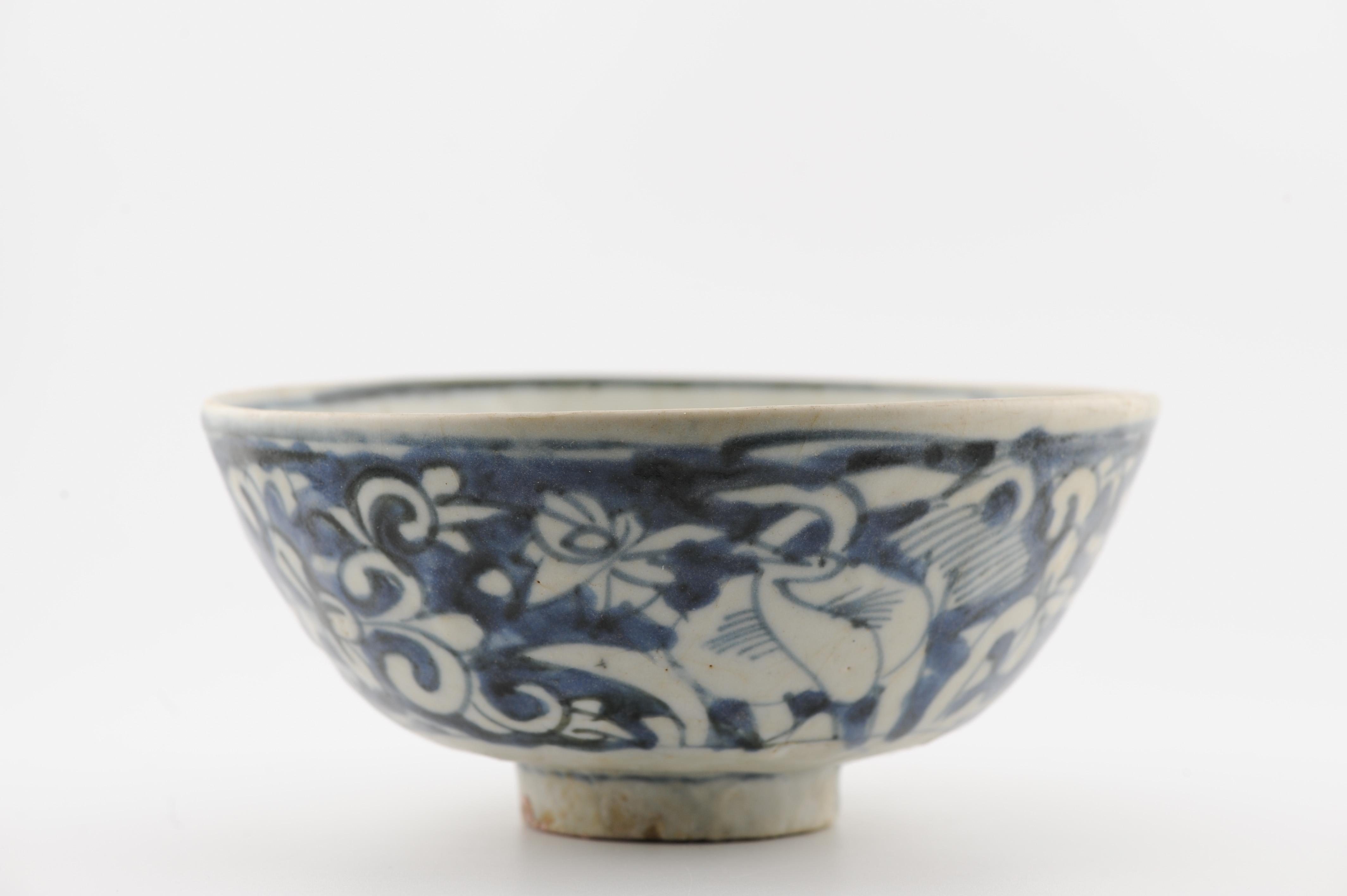A Chinese blue and white porcelain bowl with cranes and flowers.
end of the 16th century. Swatow

——————————————————————————————————————

Condition
2 chips to rim and crackle lines. Size: 15.5x7CM DiameterxHeight
Period
16th century